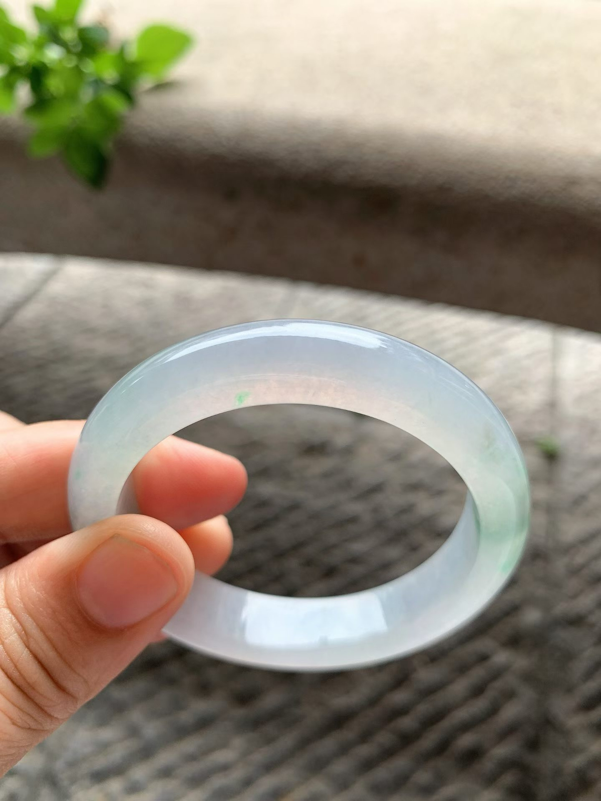 淡春彩正圈手镯尺寸50*12.8*8 老种通透，冰凝胶润，水头十足，淡粉紫底，柔和淡雅，飘几抹清新绿，灵动雅致，花色一处白棉！