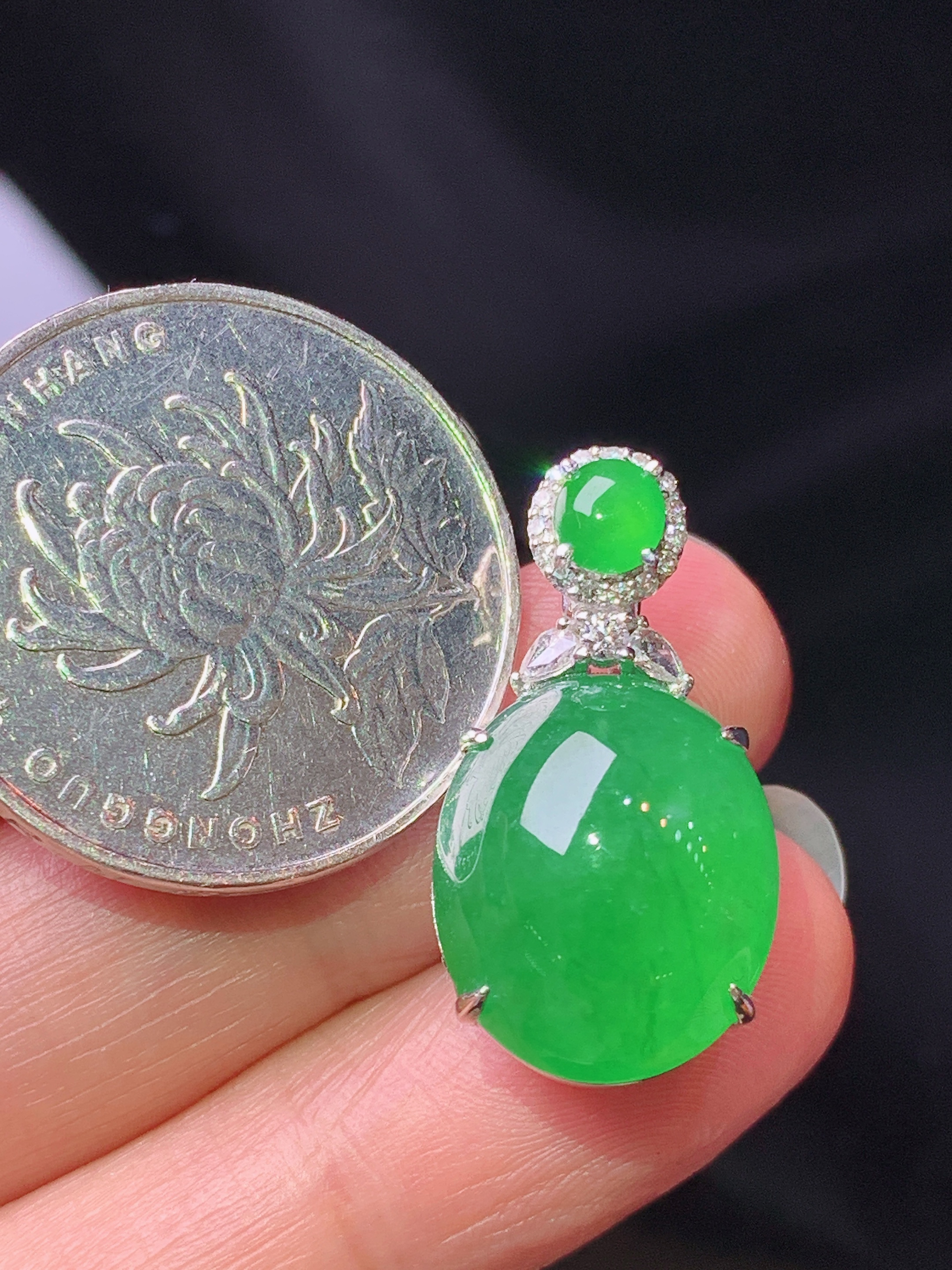 18k金钻镶嵌满绿蛋面吊坠 玉质细腻 色泽艳丽清新 水润亮眼 整体尺寸24.8*13*13f1