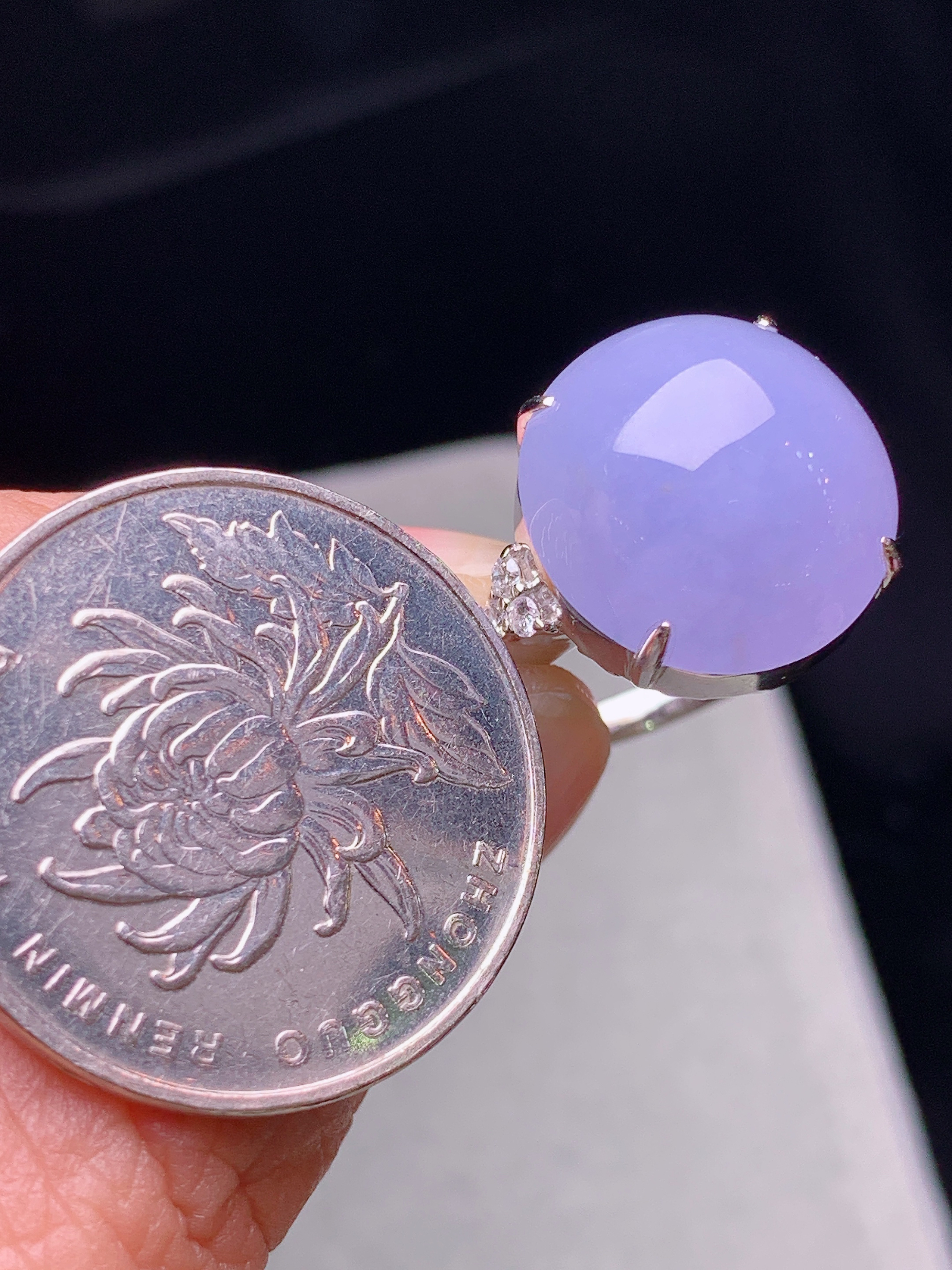 18k金钻镶嵌紫罗兰蛋面戒指 玉质细腻 色泽艳丽清新 水润亮眼 圈口14 裸石尺寸15.6*14.8*8.5f1