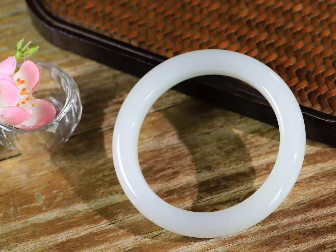 【一见钟情·手镯】

精品和田玉白玉手镯。镯型饱满，温润细腻，脂润沁香。️执一卷书，沏一盏茶，着一袭裙，戴一只镯。淡淡浅笺，素心若兰，静赏玉中诗画。悠悠岁月，芊手轻摘，盛满诗样芳华。重56.7克   内径圈口56mm 尺寸11.7-9.5mm  FDA-55471904