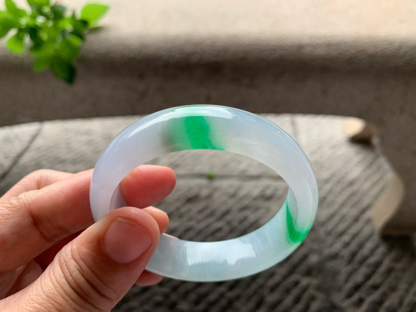 正阳绿正圈手镯尺寸52.5*14.5*7.5 老种通透，纯净细腻，胶润水足，微淡粉底，翠色正阳鲜辣