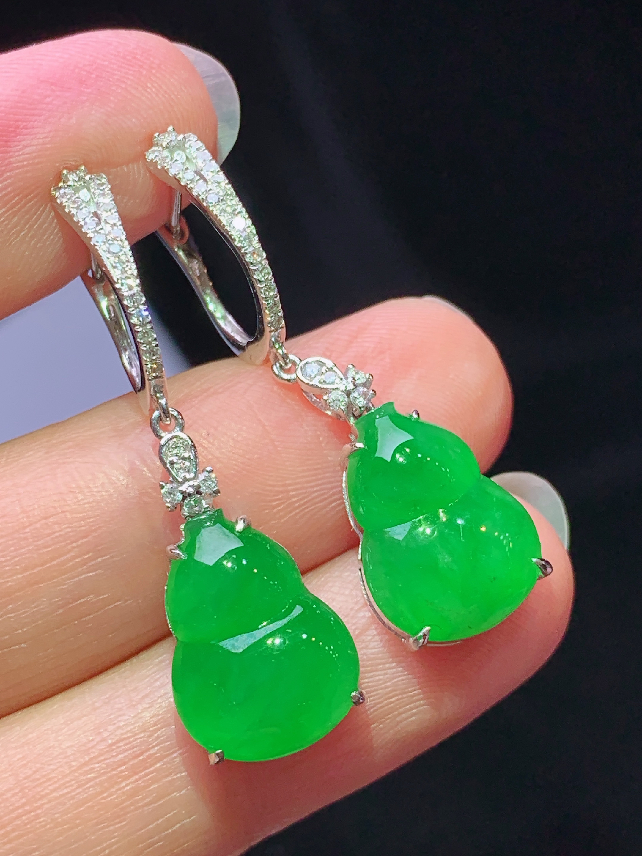 18k金钻镶嵌满绿葫芦耳坠 玉质细腻 色泽艳丽清新 水润亮眼 整体尺寸33.5*10.2*5.6f1