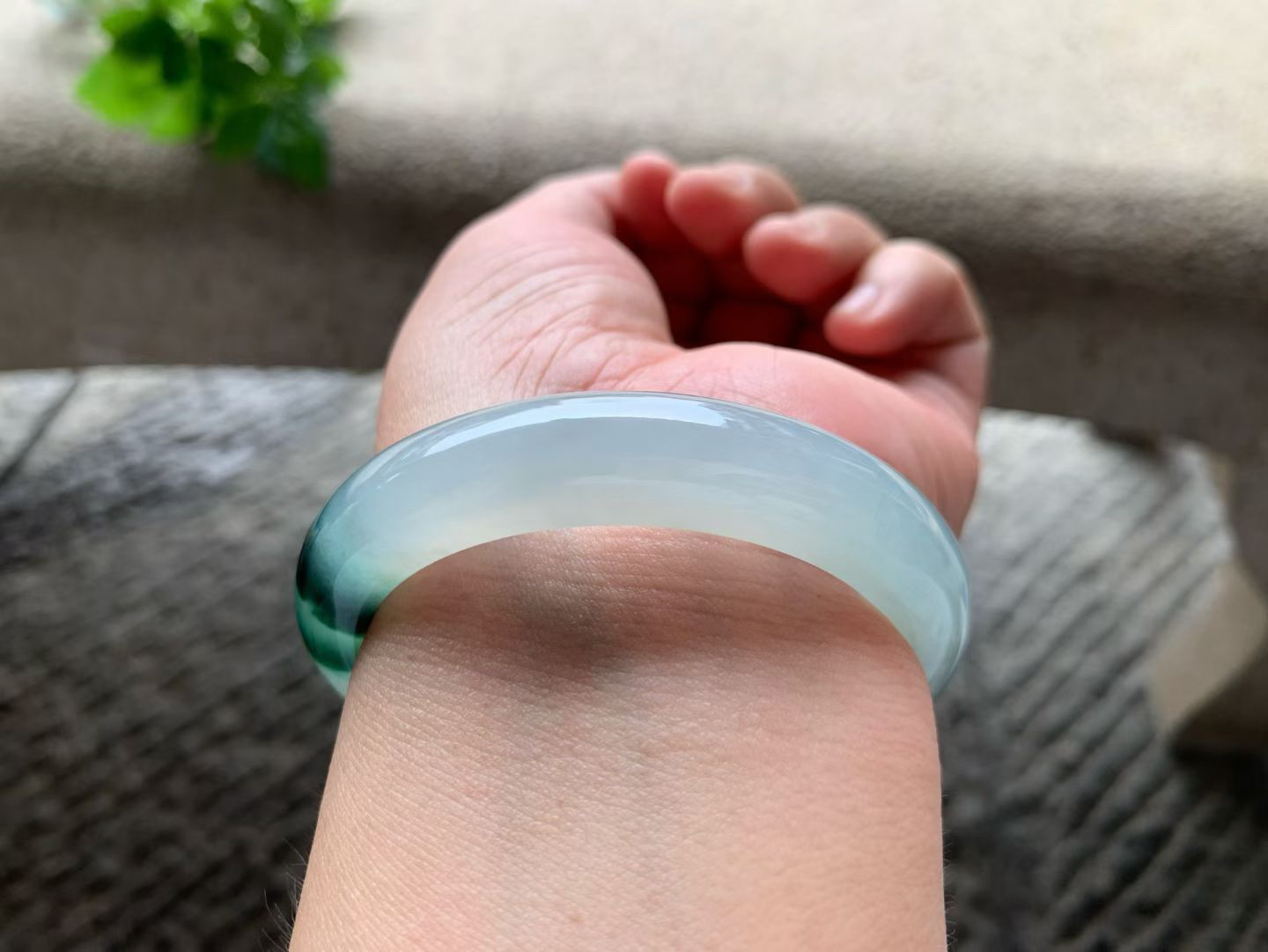 飘阳绿正圈手镯尺寸55.5*12.5*8.5 老种，通体冰透，水头充盈，果冻感十足，翠色鲜阳，灵气清雅！