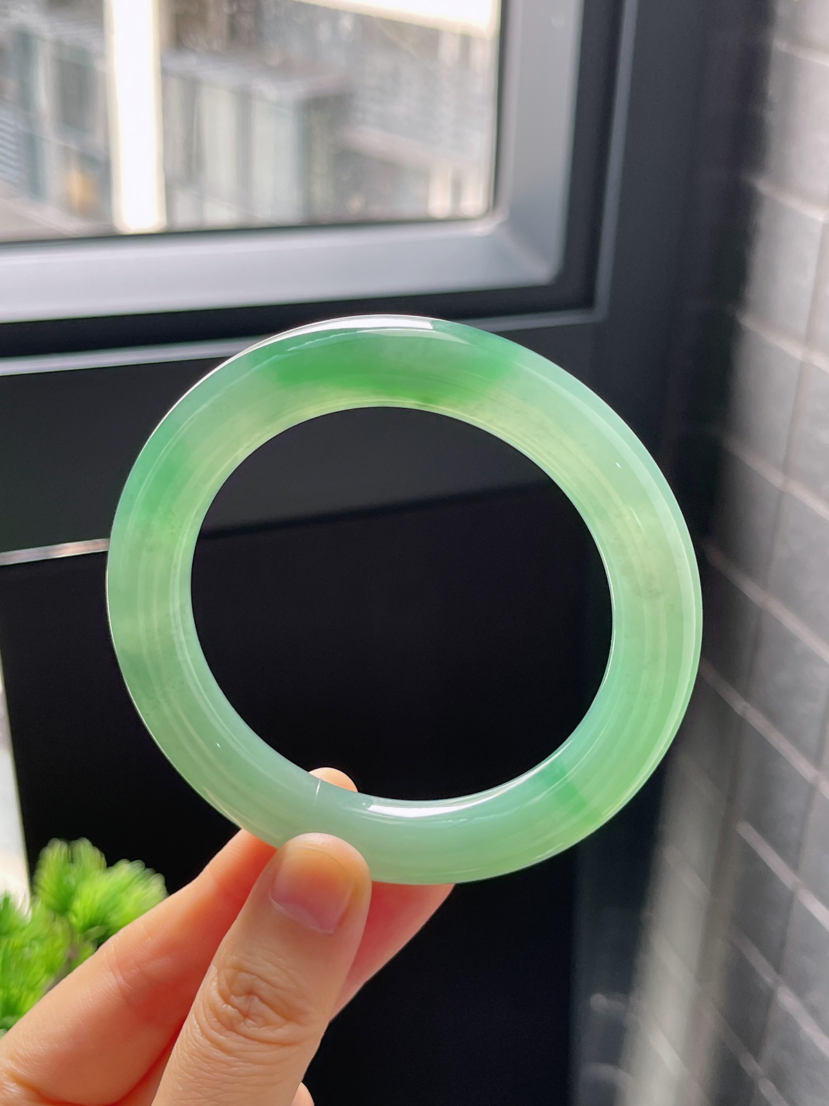 圆镯57.5圈口，翡翠冰糯种绿色手镯