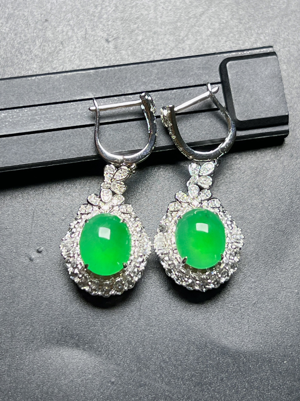 满绿耳坠种好色阳，整体尺寸33.5*15*10.5裸石尺寸10*8.5*4.3