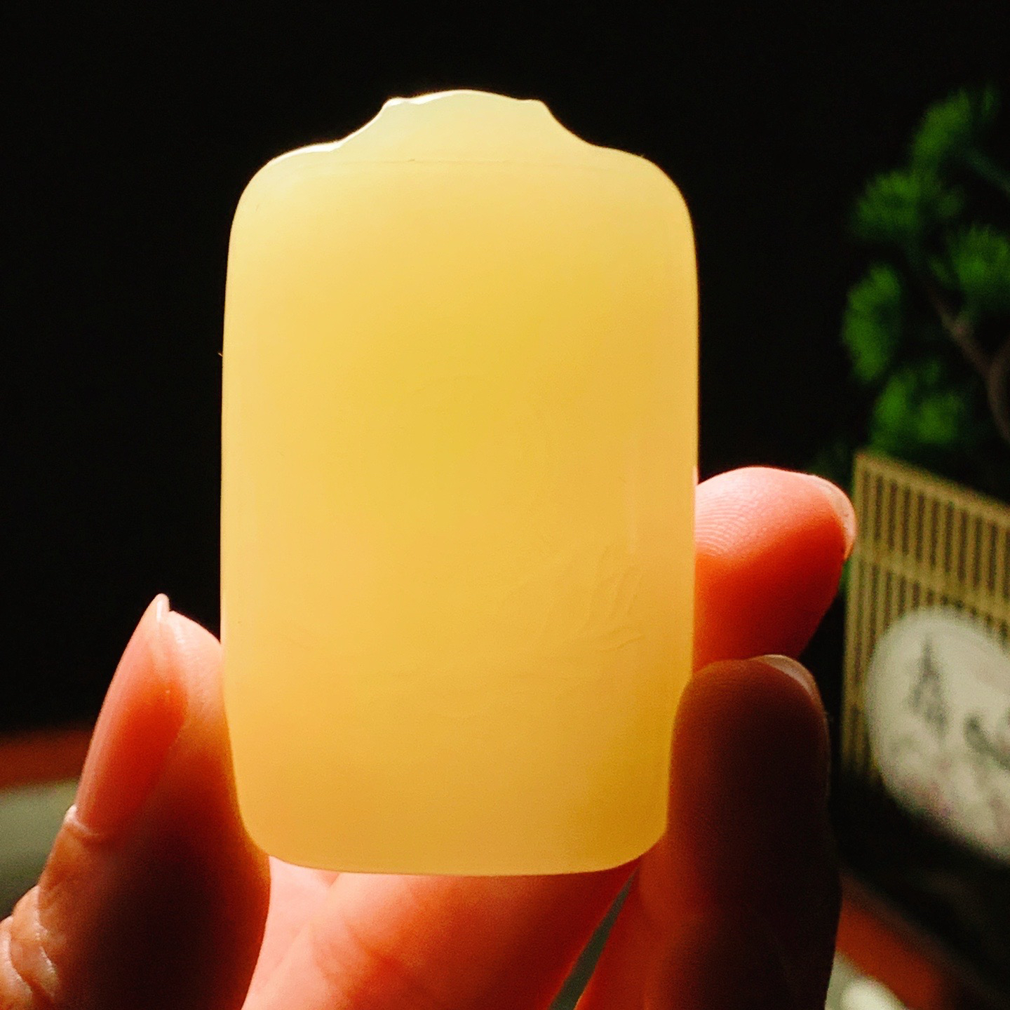 新疆和田玉若羌黄口料龙行天下龙挂件。尺寸51/31/11重40.5克 玉质细腻油润 底色纯净 脂粉好，品质好。lt260425