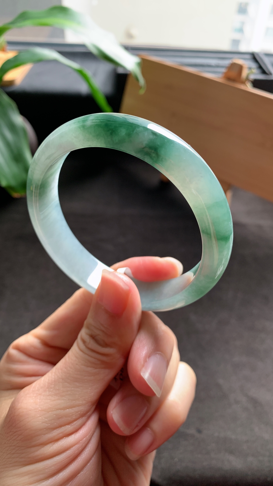 58圈口 天然A货翡翠飘花手镯 种水好 版型宽厚