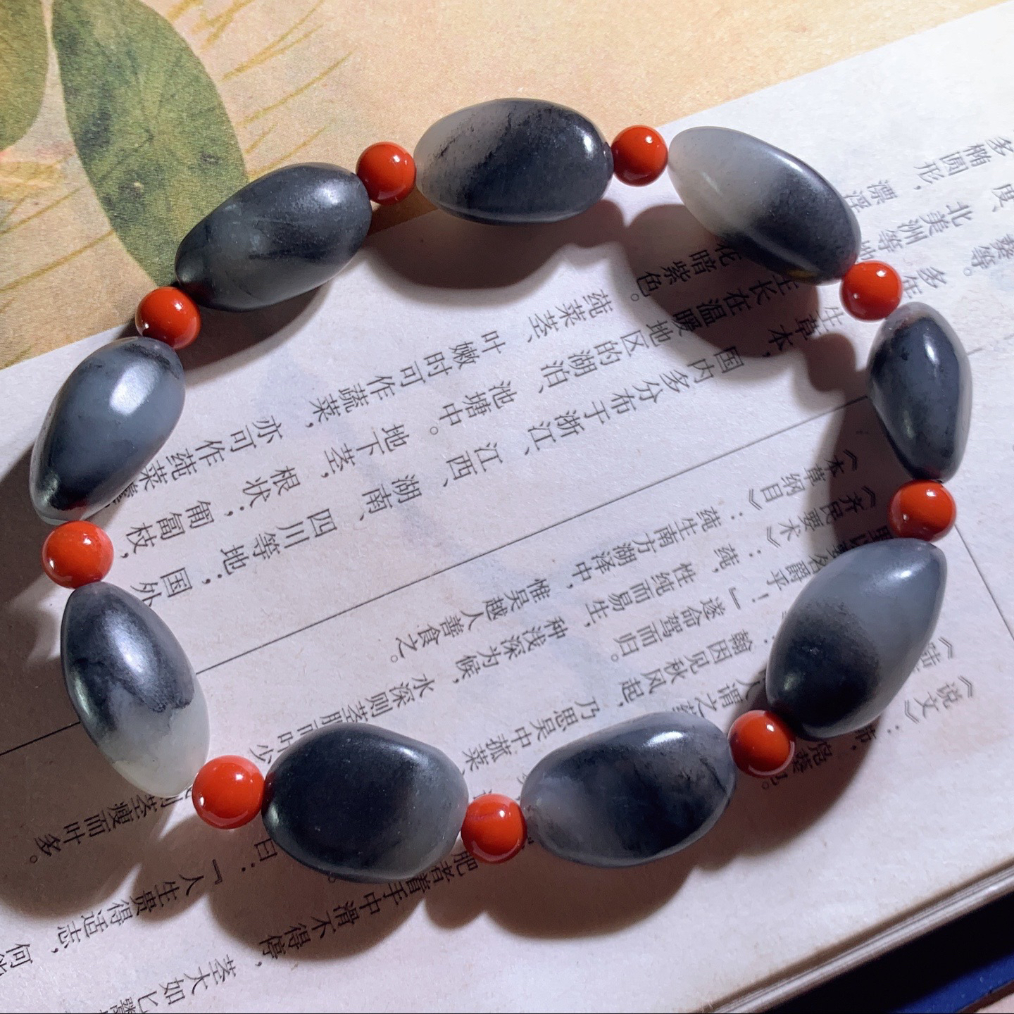 新疆和田玉籽料青花原石手串 单颗尺寸19/11/10重30.5克。玉质细腻油润。手推出油。佩戴高端典雅。lt260424