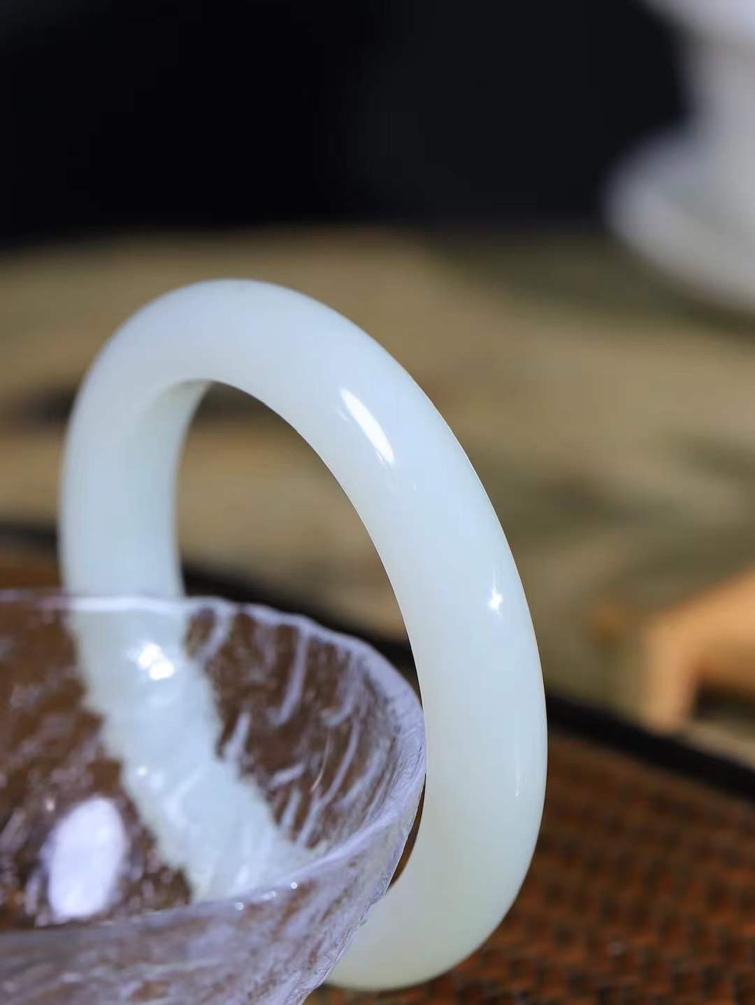 【情有独钟.手镯】

精品和田玉白玉手镯 玉质温润细腻 油性十足 手感舒适，高华雅逸，线条流畅，简约大气，美自天成，素雅高贵。佩戴于腕间，婉约之美 举手投足间透出那低调奢华。重68克 内径58.5mm 尺寸12.6-10.3mm   FDL-79402551