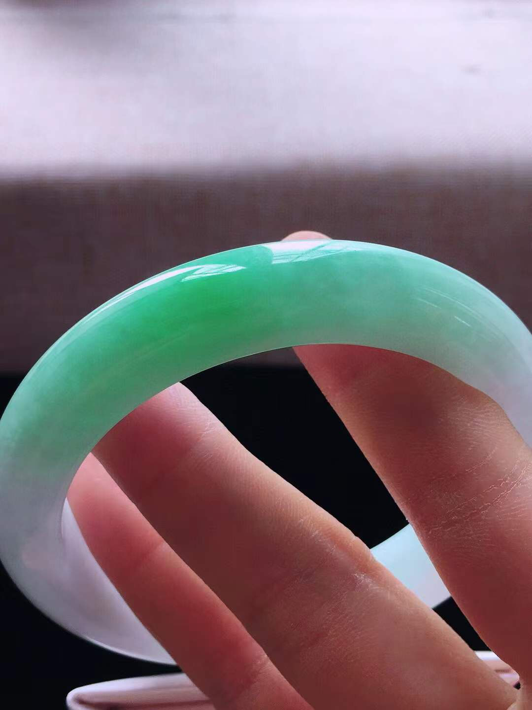 【翡翠名称】老坑种飘阳绿62大圈口手镯
【翡翠尺寸】62*12.2*9.6mm适合61-63正圈口佩戴
【翡翠描述】宝贝种老水足，玉质细腻，色泽靓丽，性价比高，佩戴效果好！
【其它赠送】权威证书/精美挂绳盒子/支持全国复检