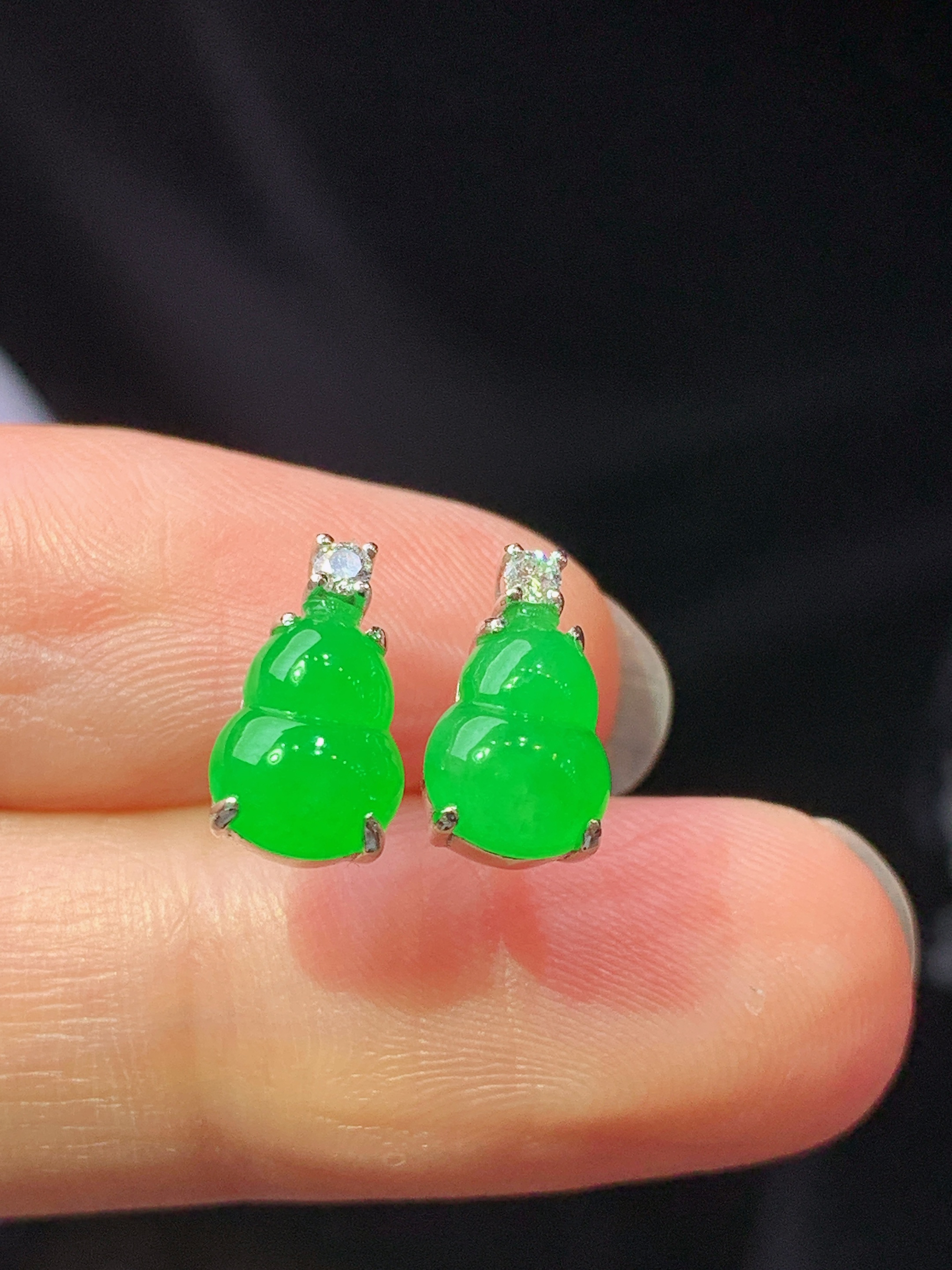 18k金钻镶嵌冰阳绿葫芦耳钉 玉质细腻 色泽艳丽清新 水润亮眼 整体尺寸10.5*6*5f1