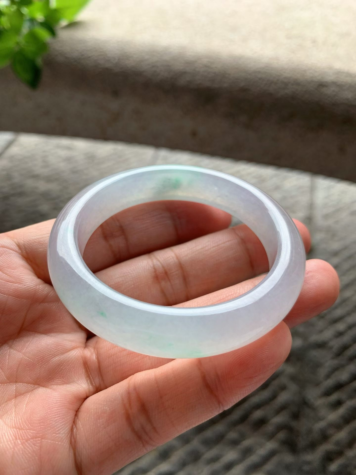 淡春彩正圈手镯尺寸50*12.8*8 老种通透，冰凝胶润，水头十足，淡粉紫底，柔和淡雅，飘几抹清新绿，灵动雅致，花色一处白棉！