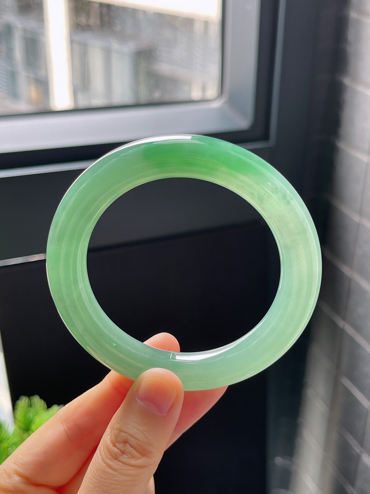 圆镯54.8圈口，翡翠冰糯种绿色手镯