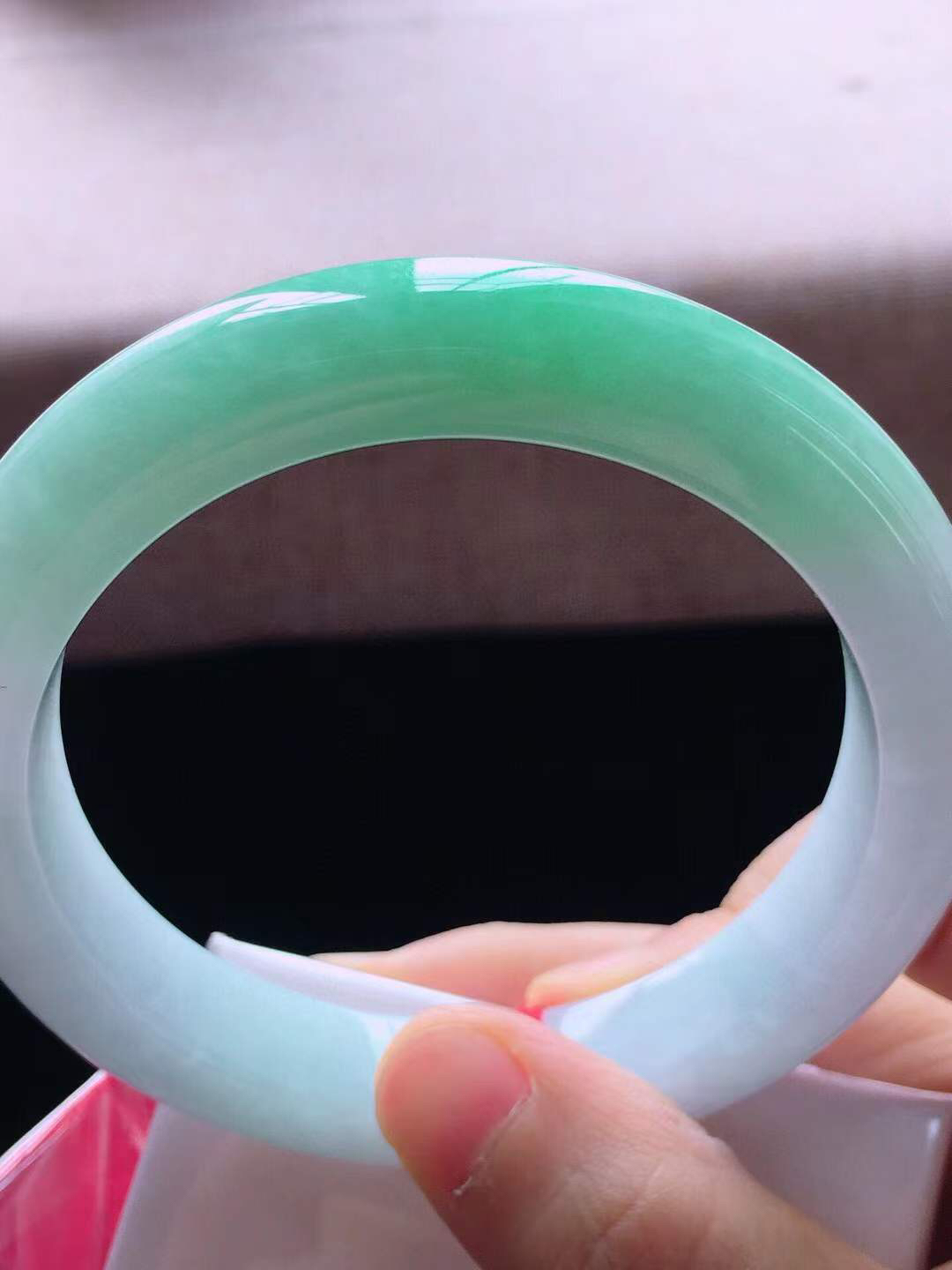 【翡翠名称】老坑种飘阳绿62大圈口手镯
【翡翠尺寸】62*12.2*9.6mm适合61-63正圈口佩戴
【翡翠描述】宝贝种老水足，玉质细腻，色泽靓丽，性价比高，佩戴效果好！
【其它赠送】权威证书/精美挂绳盒子/支持全国复检