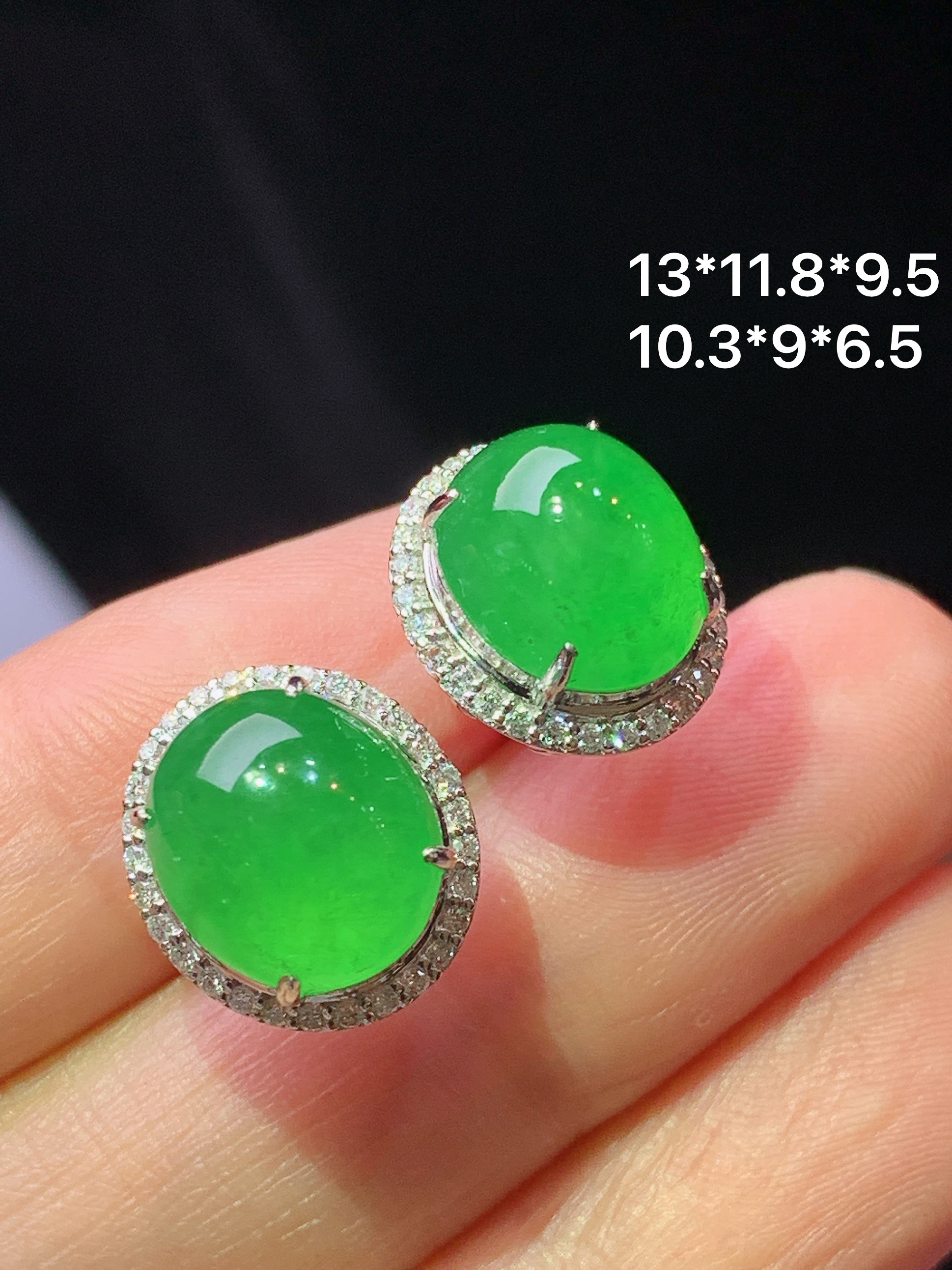 18k金钻镶嵌冰阳绿蛋面耳钉 玉质细腻 色泽艳丽清新 水润亮眼 整体尺寸13*11.8*9.5f1