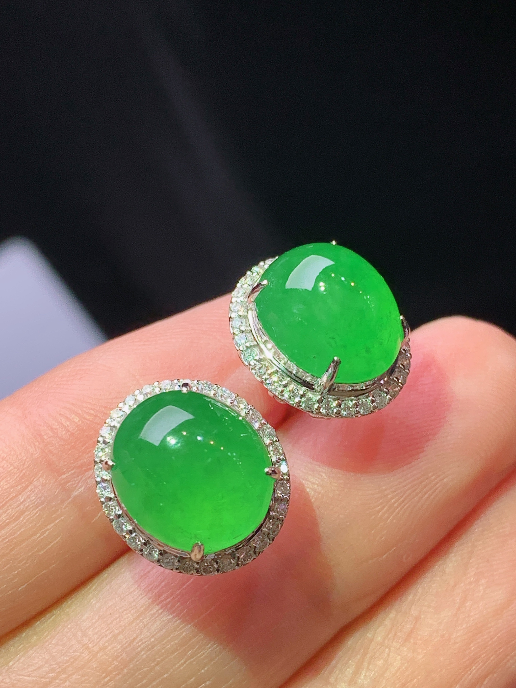 18k金钻镶嵌冰阳绿蛋面耳钉 玉质细腻 色泽艳丽清新 水润亮眼 整体尺寸13*11.8*9.5f1