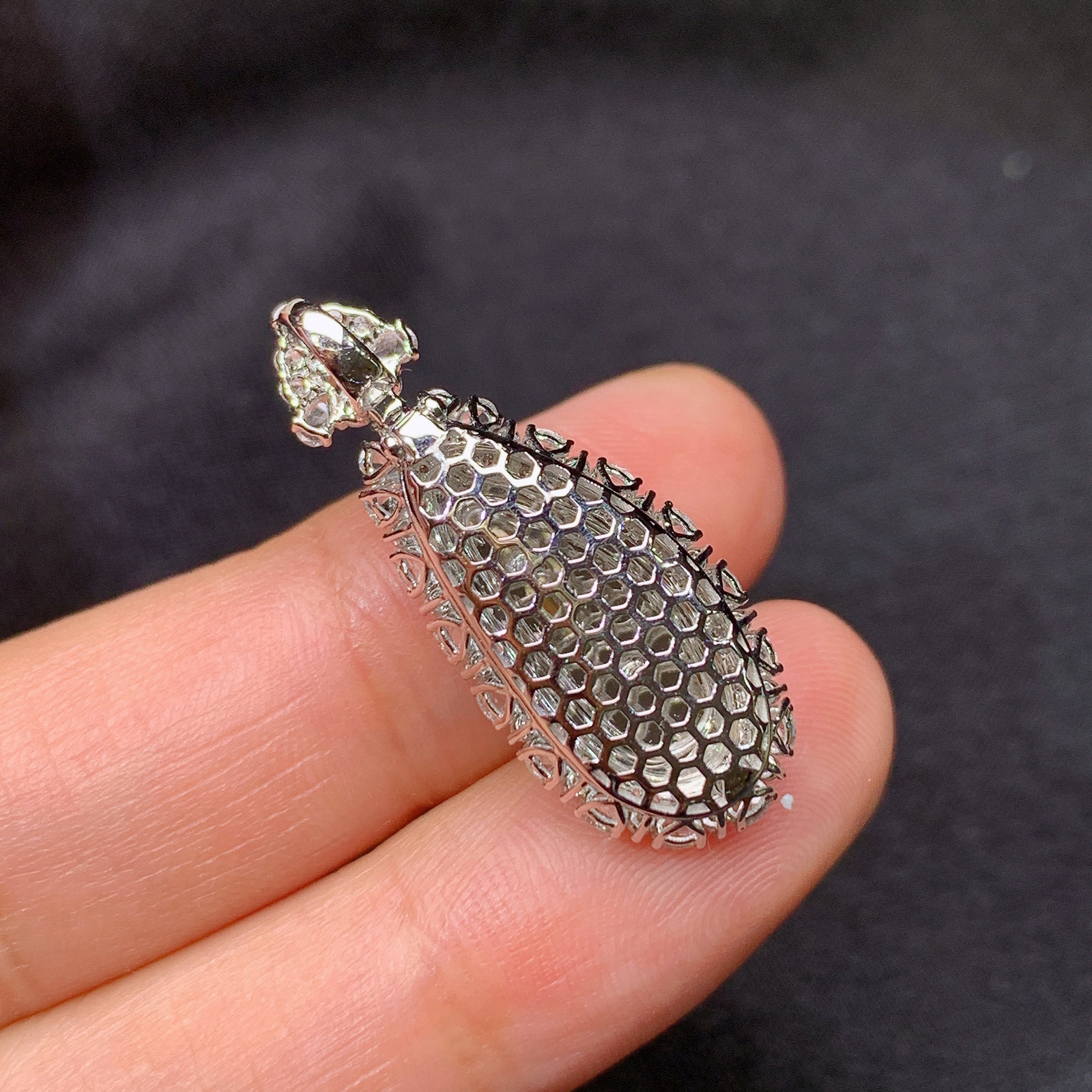 阳绿福瓜吊坠，18k金镶嵌，冰润色阳，玉质细腻，种水足，B1 尺寸28.7*11.5*8.3