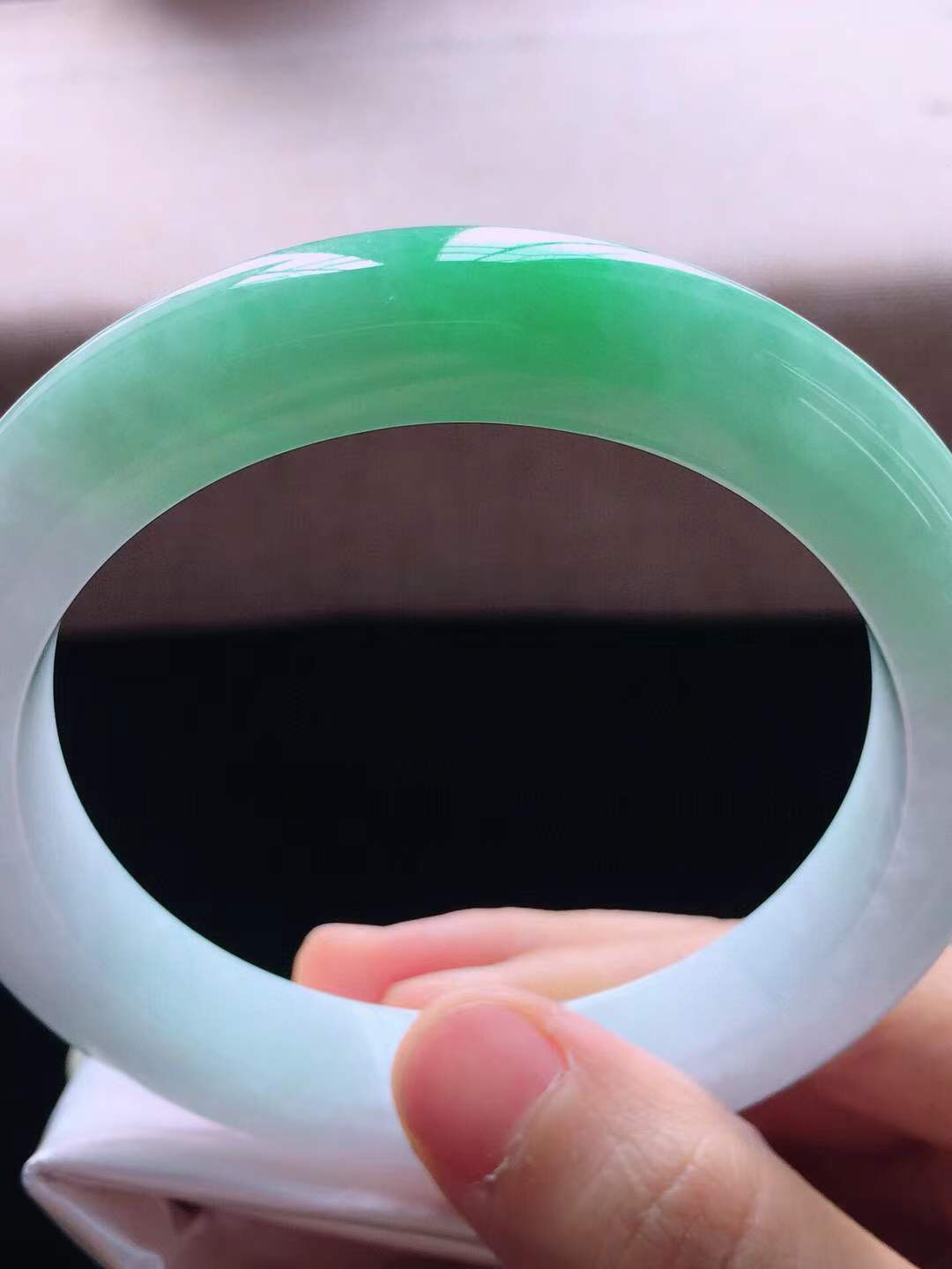 【翡翠名称】老坑种飘阳绿62大圈口手镯
【翡翠尺寸】62*12.2*9.6mm适合61-63正圈口佩戴
【翡翠描述】宝贝种老水足，玉质细腻，色泽靓丽，性价比高，佩戴效果好！
【其它赠送】权威证书/精美挂绳盒子/支持全国复检