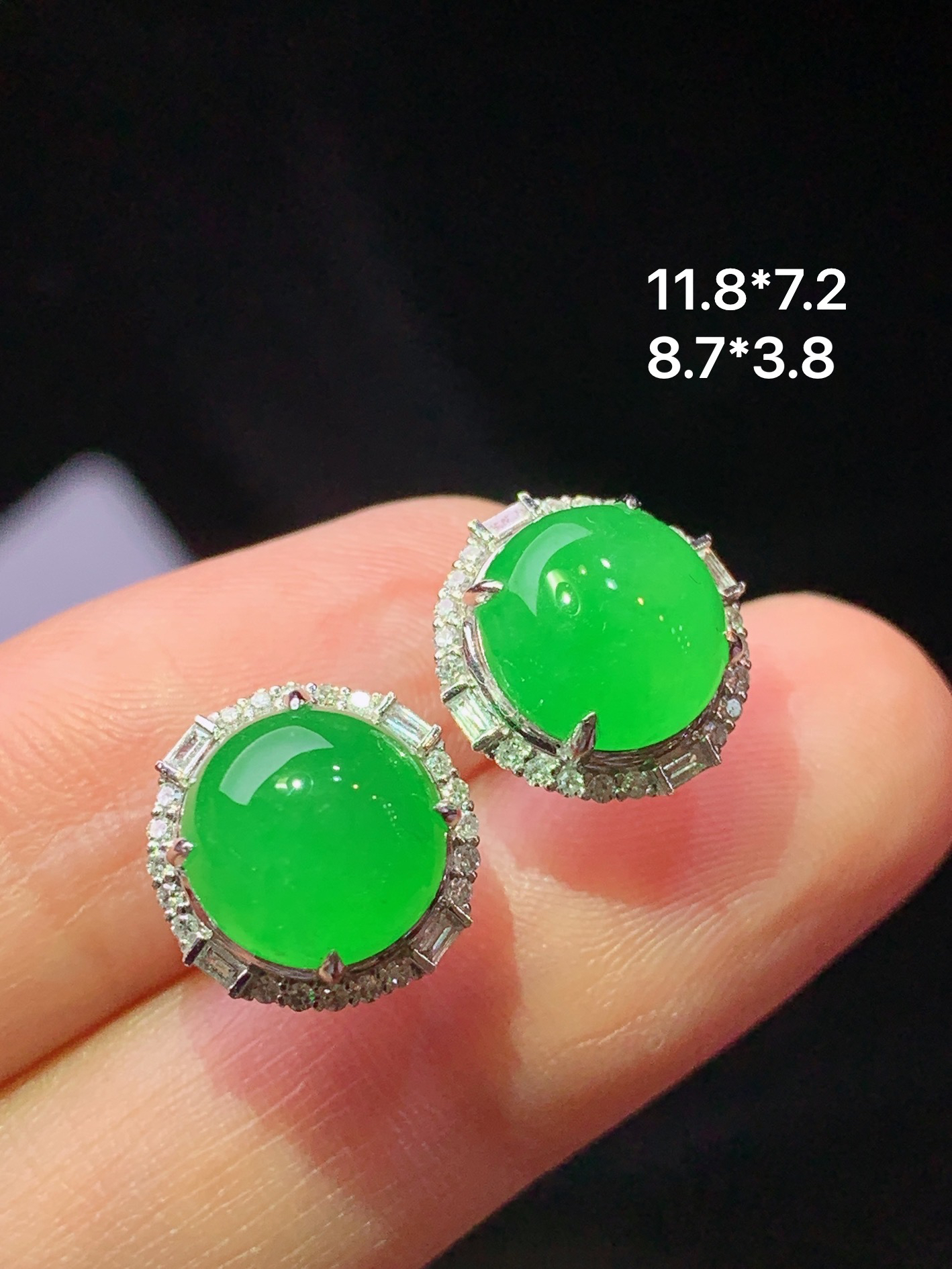 18k金钻镶嵌冰阳绿蛋面耳钉 玉质细腻 色泽艳丽清新 水润亮眼 整体尺寸11.8*7.2f1
