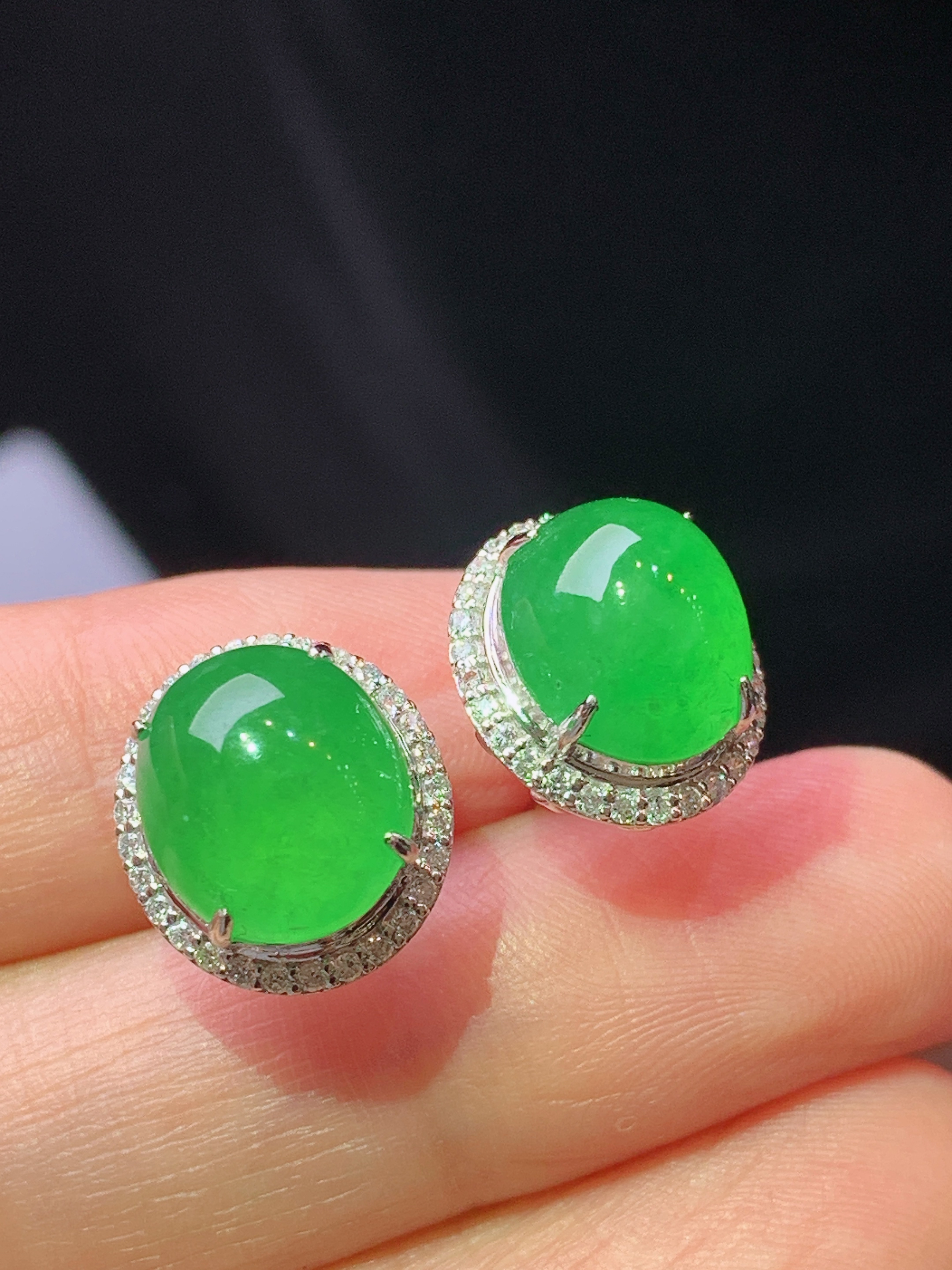 18k金钻镶嵌冰阳绿蛋面耳钉 玉质细腻 色泽艳丽清新 水润亮眼 整体尺寸13*11.8*9.5f1