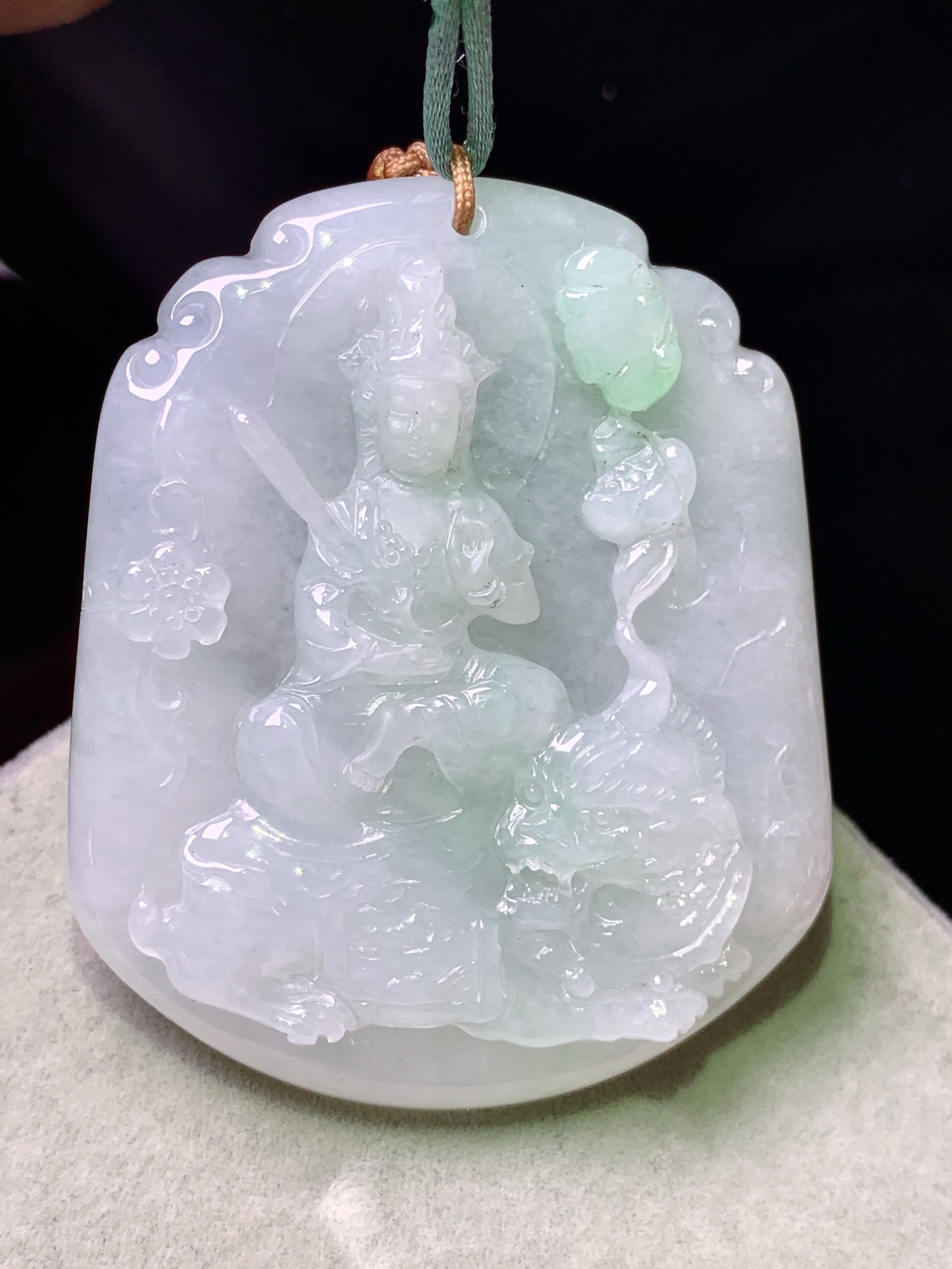 飘绿文殊观音菩萨吊坠 玉质细腻 色泽艳丽清新 水润亮眼 整体尺寸50.2*41.5*6.2b2