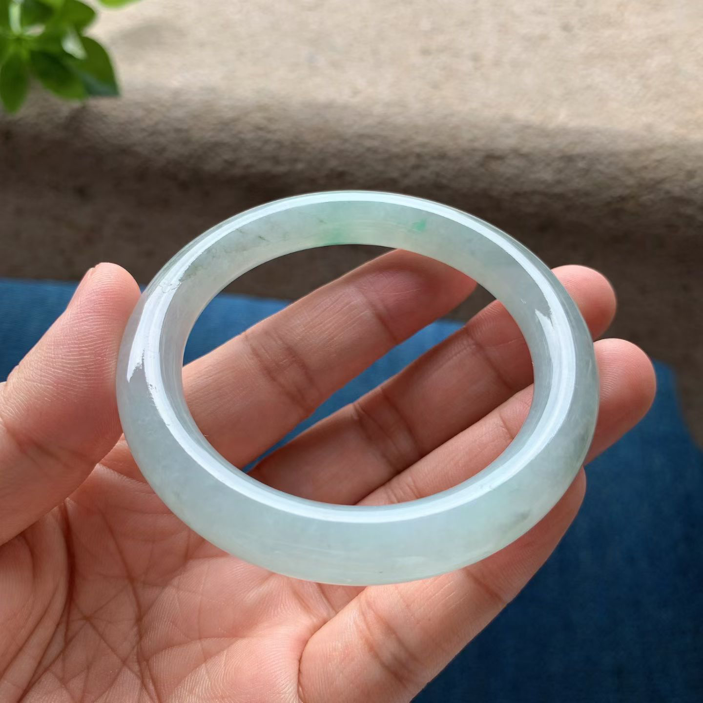 飘正阳圆条手镯尺寸55*9.5*10 整圈微淡底色，水润光泽，一抹翠色正阳鲜辣，青翠耀眼！