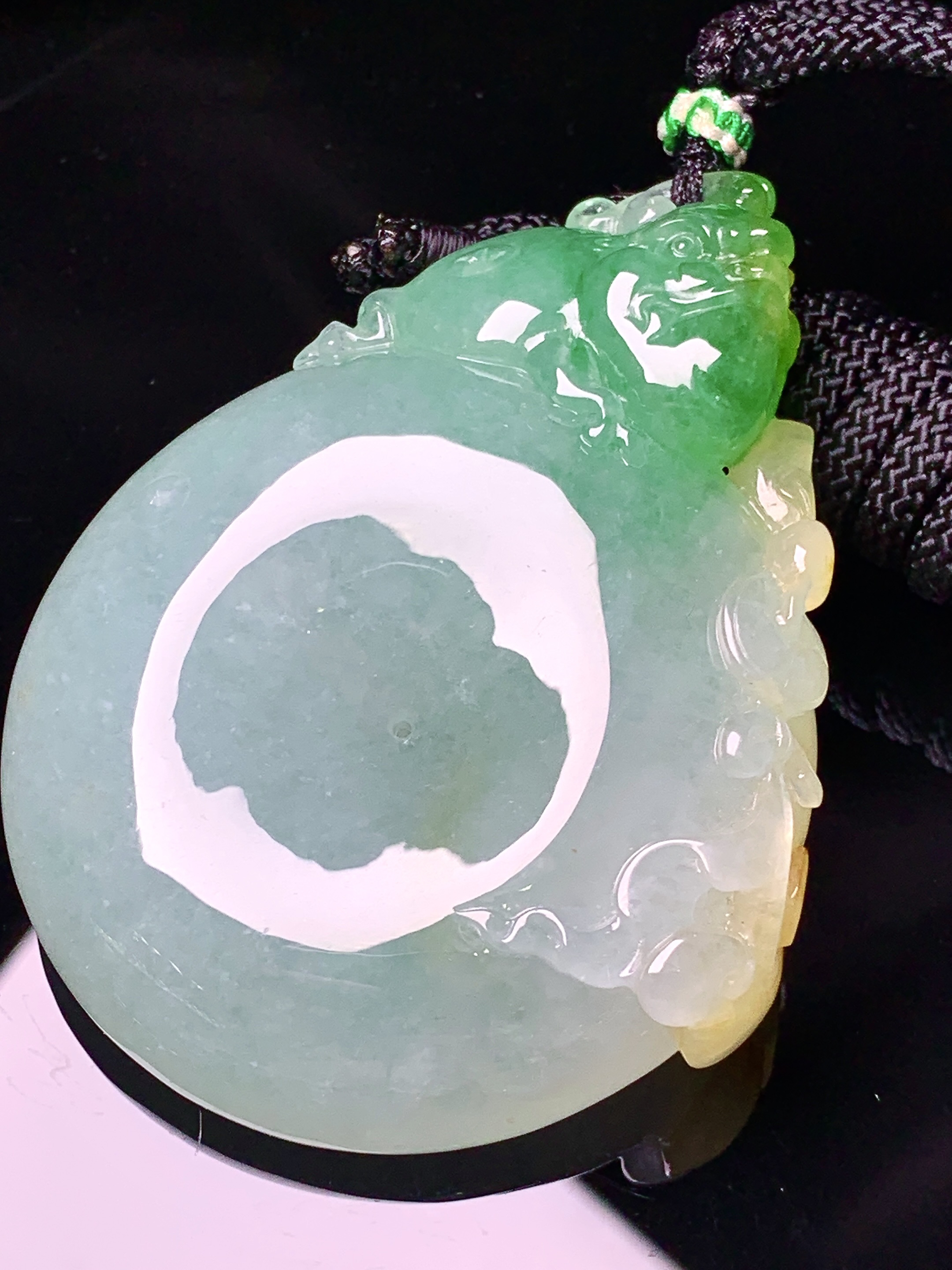 飘黄绿翡平安扣吊坠 玉质细腻 色泽艳丽清新 水润亮眼 整体尺寸60.6*45.5*11.2a5