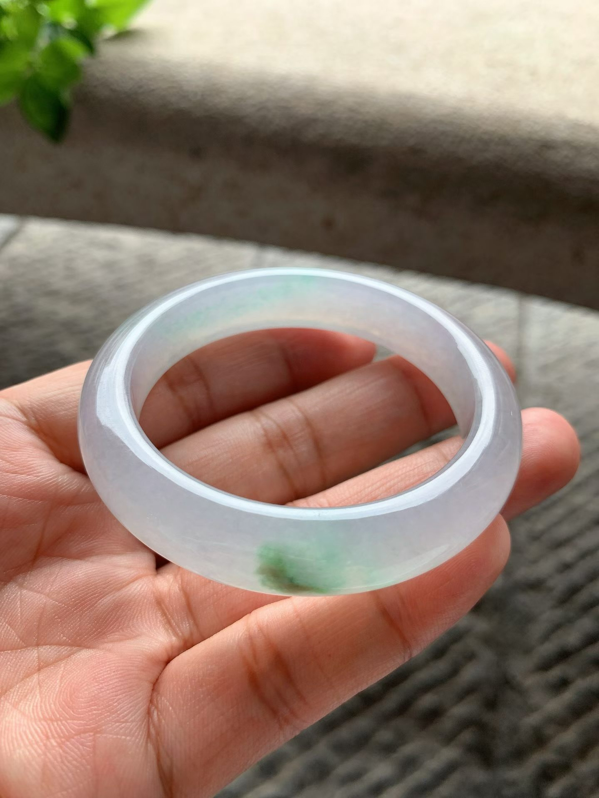 淡春彩正圈手镯尺寸50*12.8*8 老种通透，冰凝胶润，水头十足，淡粉紫底，柔和淡雅，飘几抹清新绿，灵动雅致，花色一处白棉！