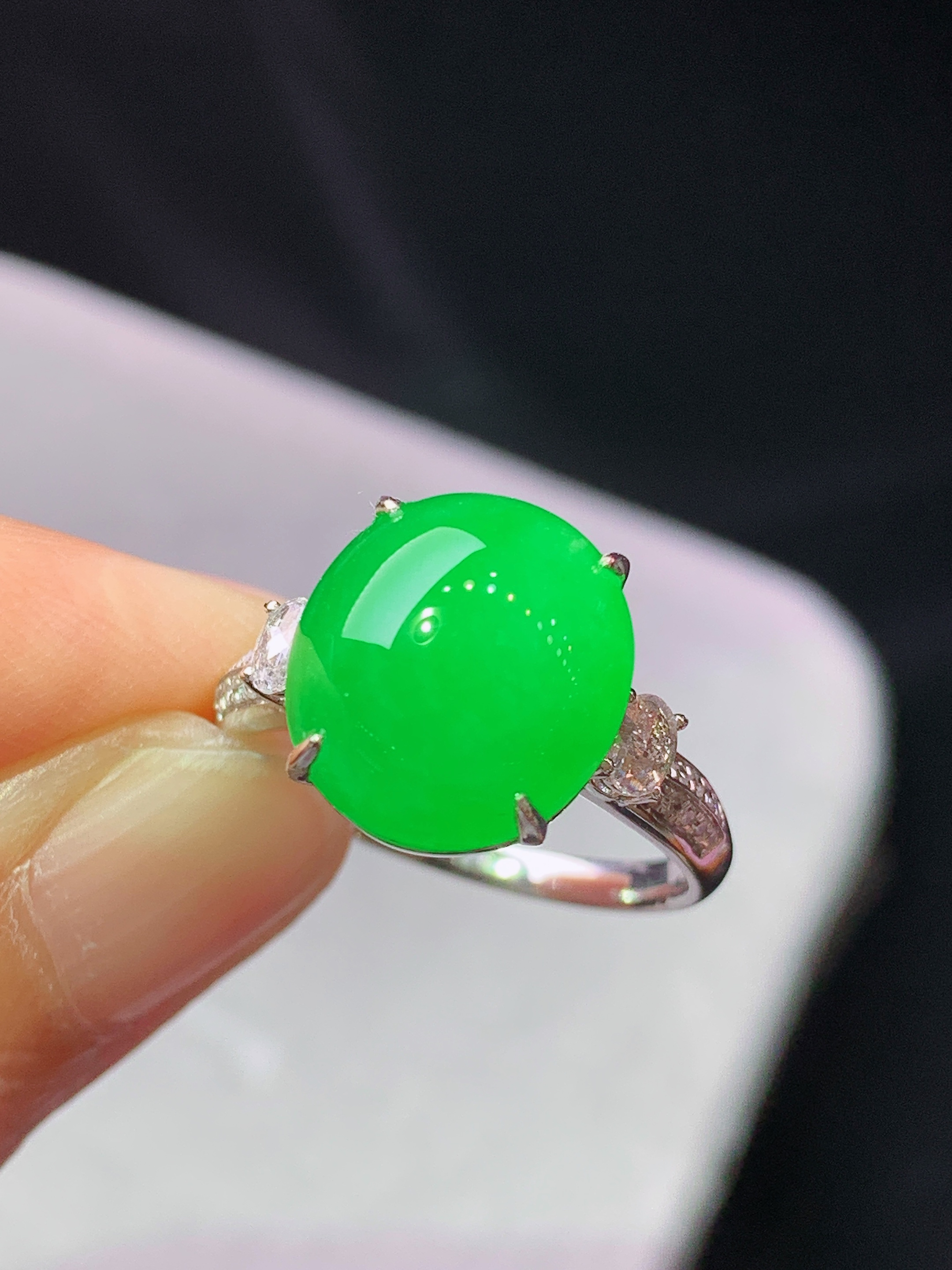 18k金钻镶嵌冰阳绿蛋面戒指 玉质细腻 色泽艳丽清新 水润亮眼 圈口14 裸石尺寸12.5*11.2*5.8f1