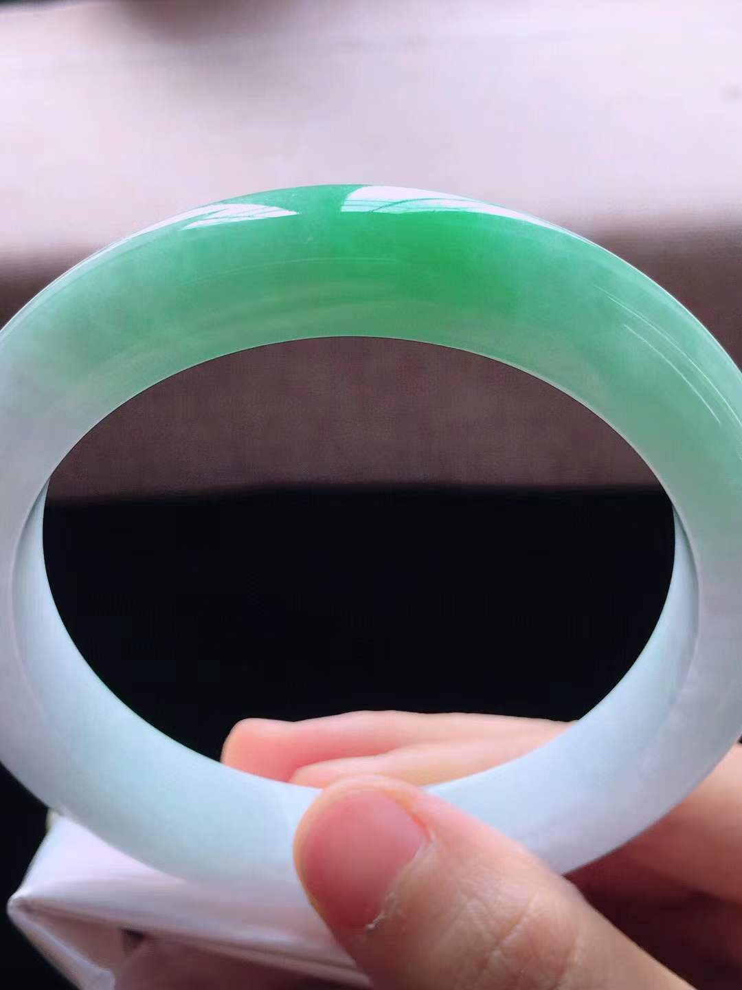 【翡翠名称】老坑种飘阳绿62大圈口手镯
【翡翠尺寸】62*12.2*9.6mm适合61-63正圈口佩戴
【翡翠描述】宝贝种老水足，玉质细腻，色泽靓丽，性价比高，佩戴效果好！
【其它赠送】权威证书/精美挂绳盒子/支持全国复检