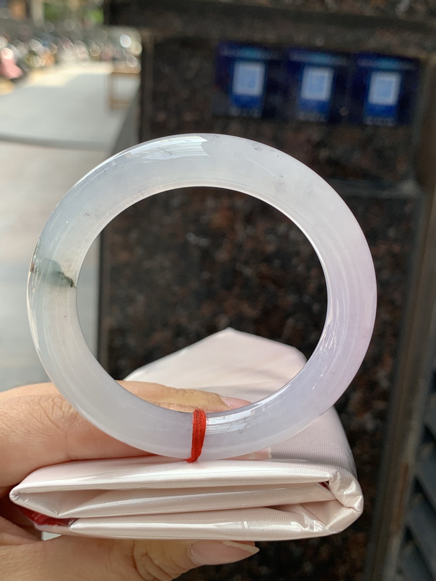 冰紫飘花圆条，54.5-10.7-10.2，0426-118-35，打灯细纹，表皮微扣，底妆冰润清透如初雪，烟紫漫溢若晨曦，翡色灵花随光舞动，似水墨晕染的江南画卷，腕间流转一抹诗意浪漫