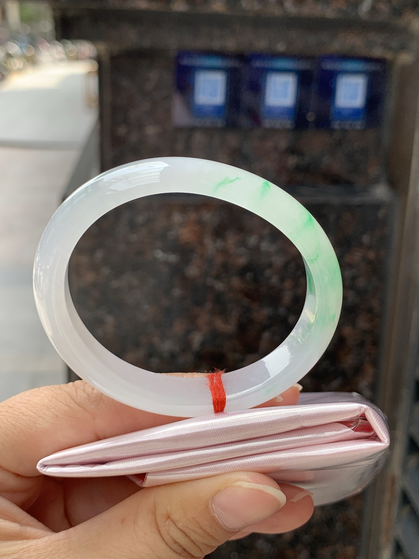 冰飘阳绿贵妃，53.4-45.2-11.5-11.2，0426-N544，打灯棉线，底妆冰透润细腻，飘一抹冰阳绿花，鲜艳得像新冒头的嫩芽，灵动清新，即柔和又充满生机。