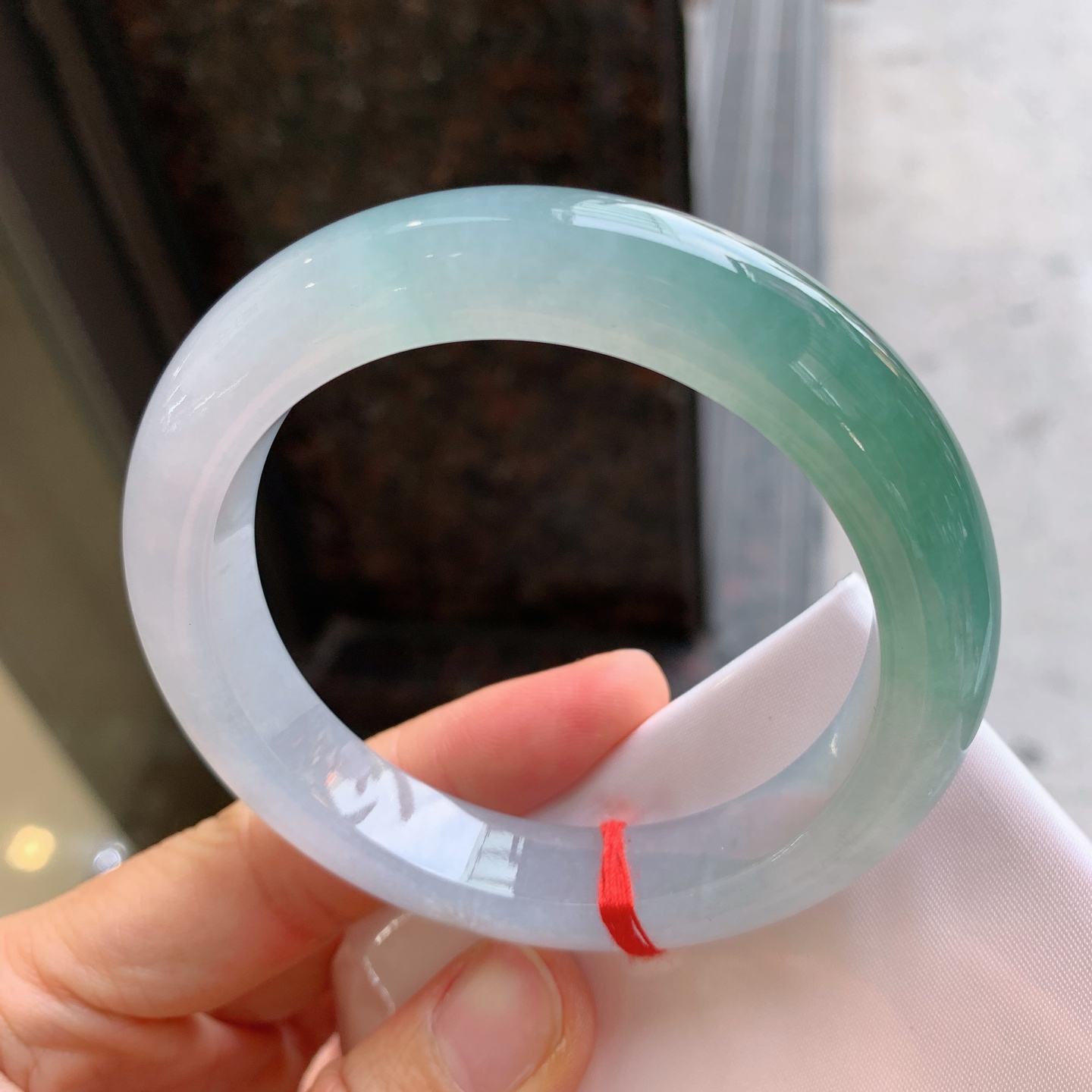 正圈冰种，有杂质，尺寸：59/11.8/10，大圈口