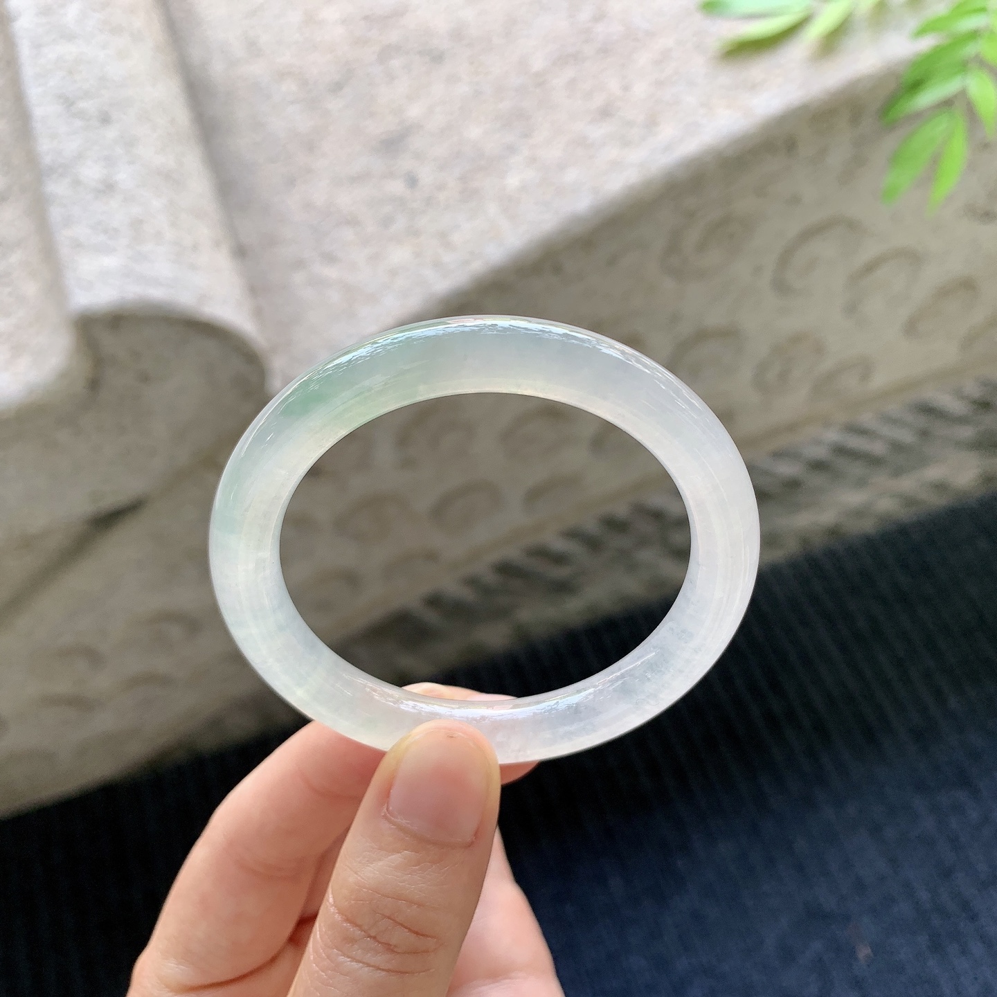 圆条49 50 【圈口】50/8.2/7.9 【编码】C5042713 【描述】冰糯飘绿，水润，种老，细腻，有絮线