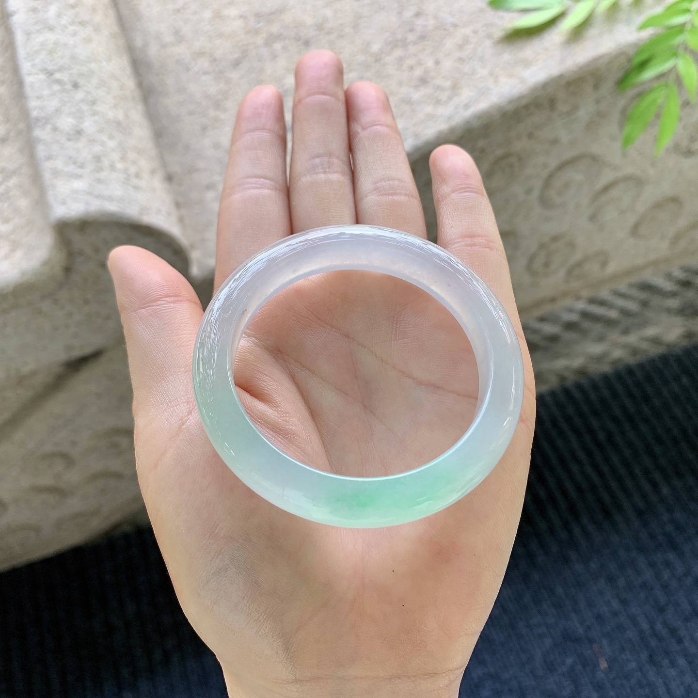 正圈50 51，圈口50.3/10/7.8，编码G7080253，描述糯冰飘绿，水润，种老，细腻，打