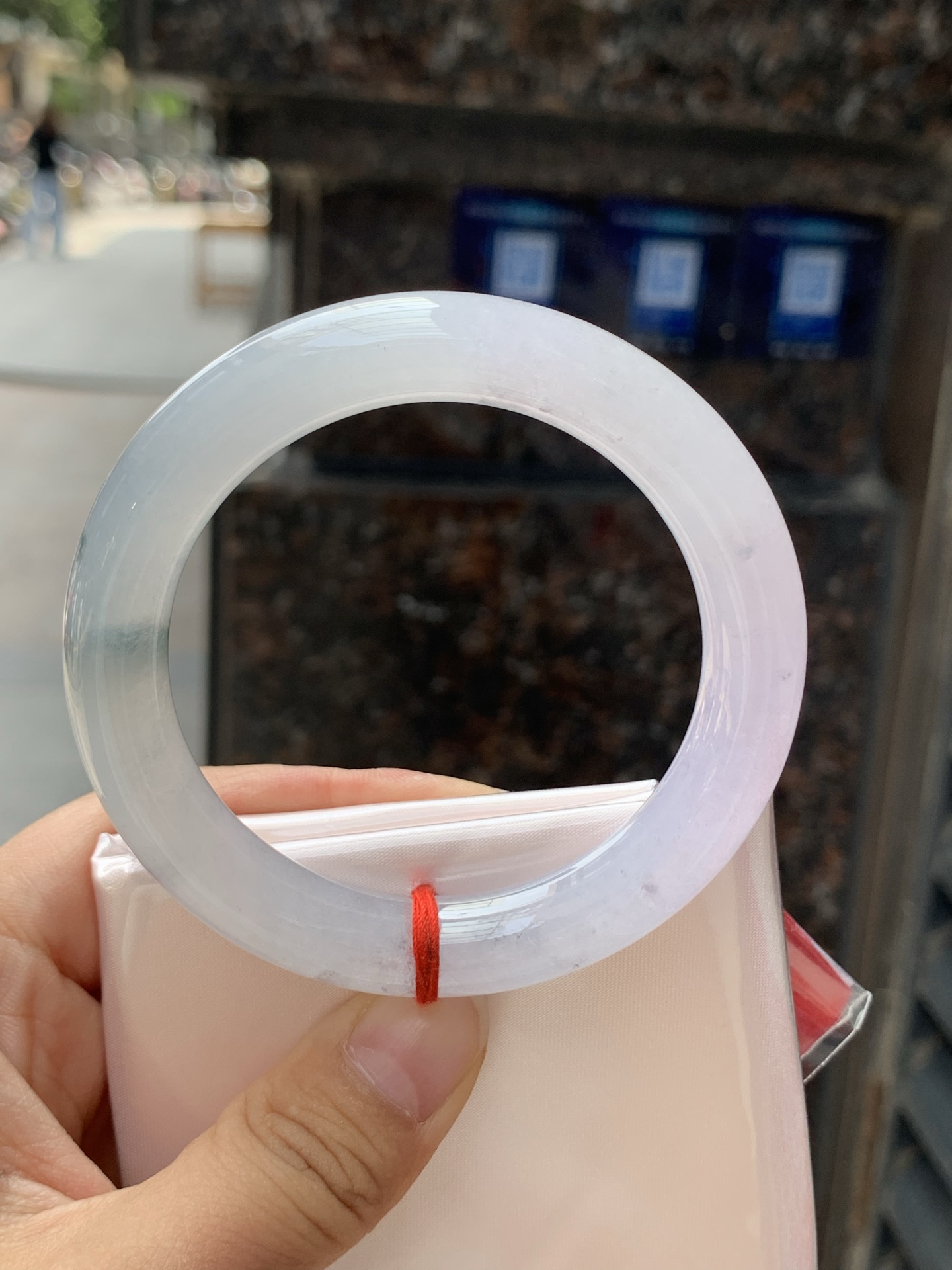 冰紫飘花圆条，54.5-10.7-10.2，0426-118-35，打灯细纹，表皮微扣，底妆冰润清透如初雪，烟紫漫溢若晨曦，翡色灵花随光舞动，似水墨晕染的江南画卷，腕间流转一抹诗意浪漫