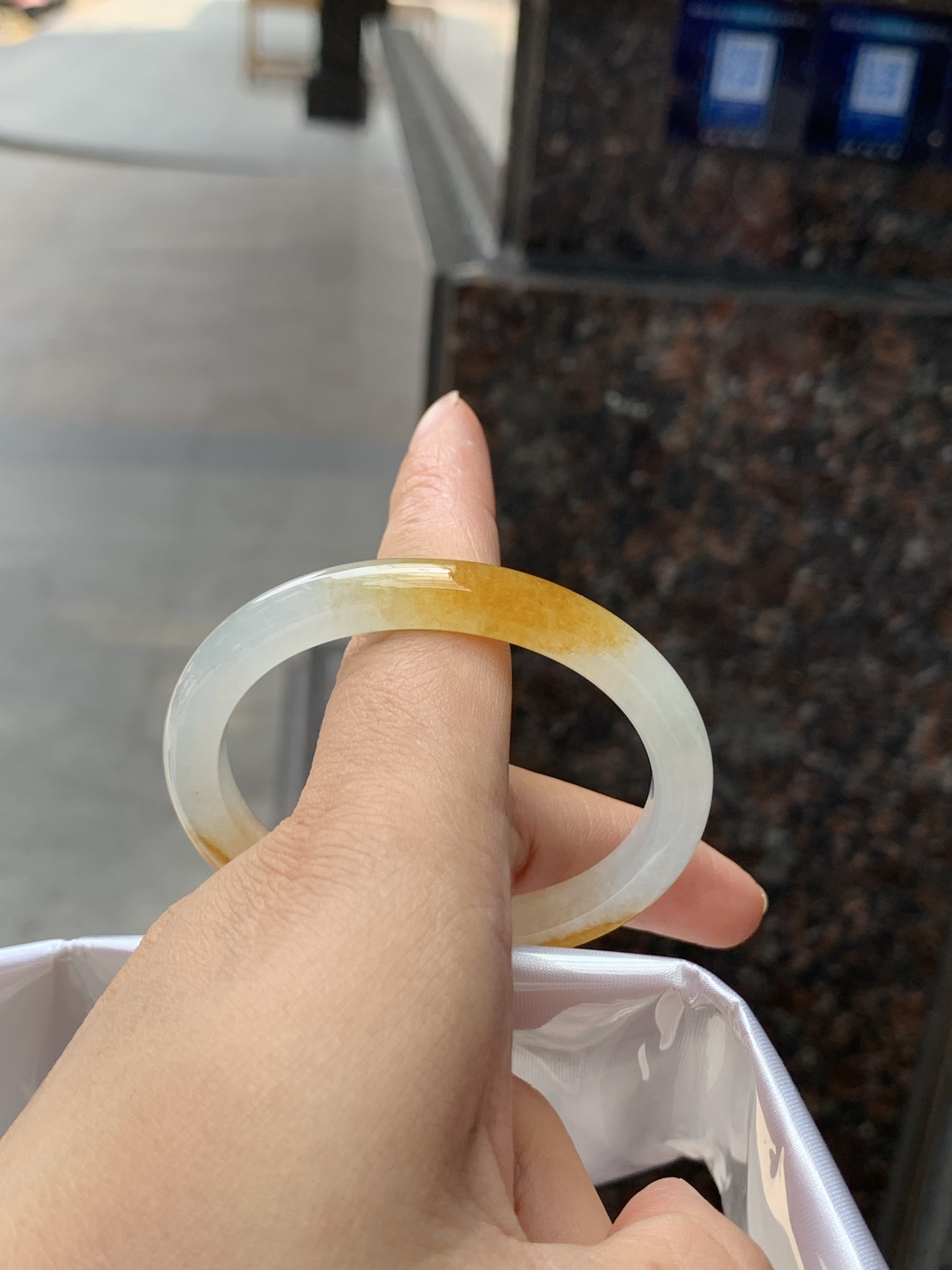 冰黄翡贵妃，51.3-44.2-7.8-6.6，0426-66-01939，底妆冰透有光感，果冻底，像刚切开的百香果果肉，清润透亮，水头十足显白不挑皮，无裂