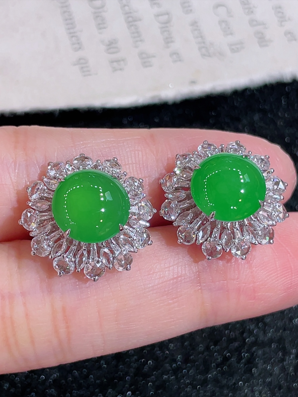 ️冰绿大鸽子蛋耳包，无裂，18k金镶嵌，种水，重金镶嵌，南非钻镶，厚装饱满，高端大气，时尚休闲，性比高18.0/17.8/9.8，裸石9.8/9.8