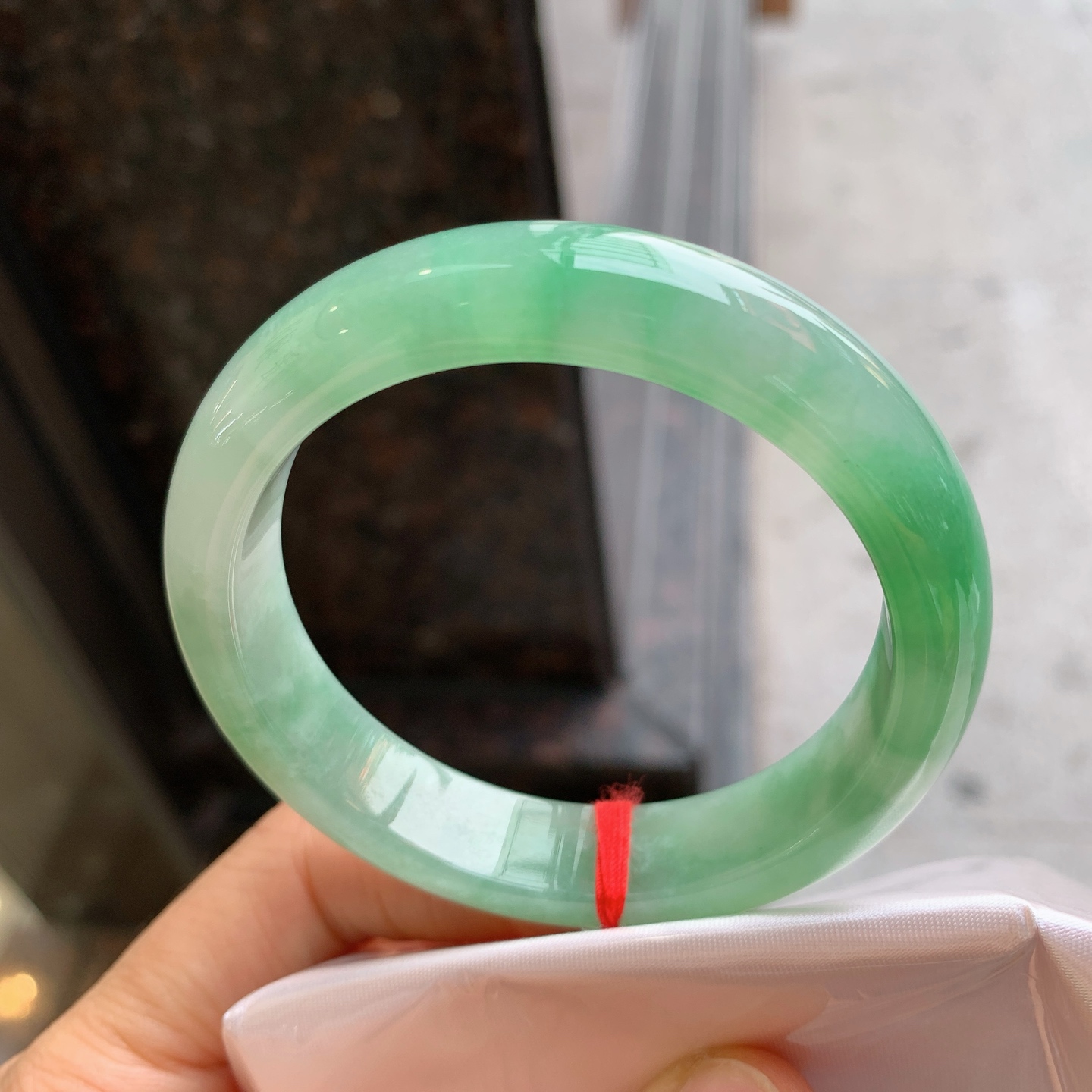 正圈飘绿，有棉线，尺寸：54.7/12.6/8，版型好