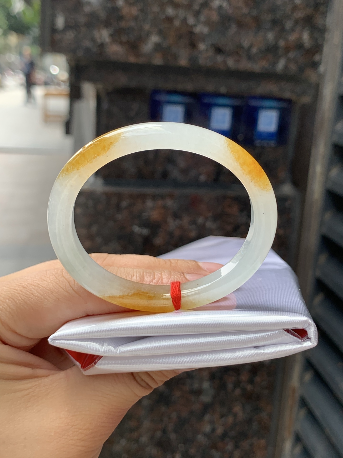 冰黄翡贵妃，51.3-44.2-7.8-6.6，0426-66-01939，底妆冰透有光感，果冻底，像刚切开的百香果果肉，清润透亮，水头十足显白不挑皮，无裂