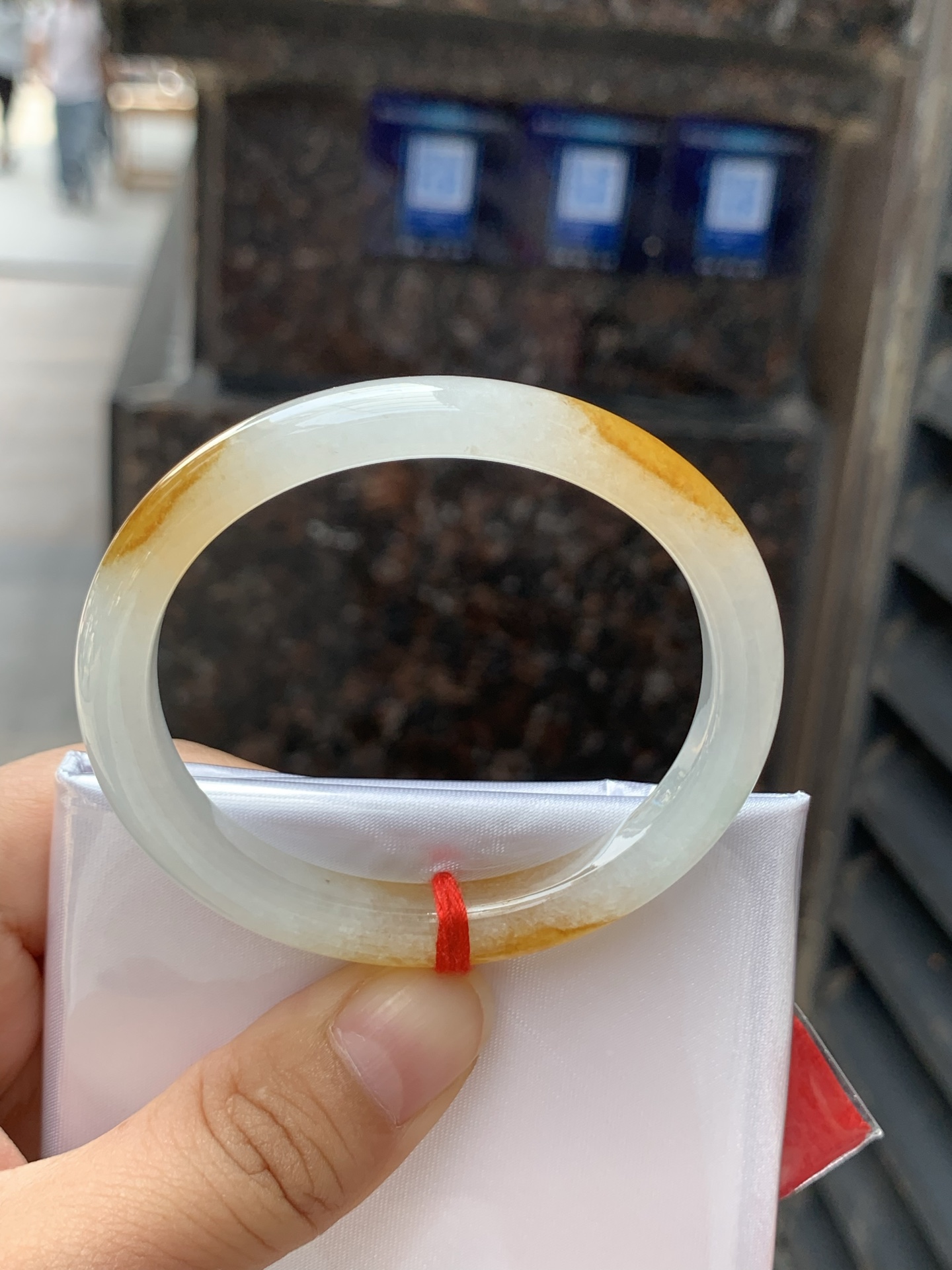 冰黄翡贵妃，51.3-44.2-7.8-6.6，0426-66-01939，底妆冰透有光感，果冻底，像刚切开的百香果果肉，清润透亮，水头十足显白不挑皮，无裂