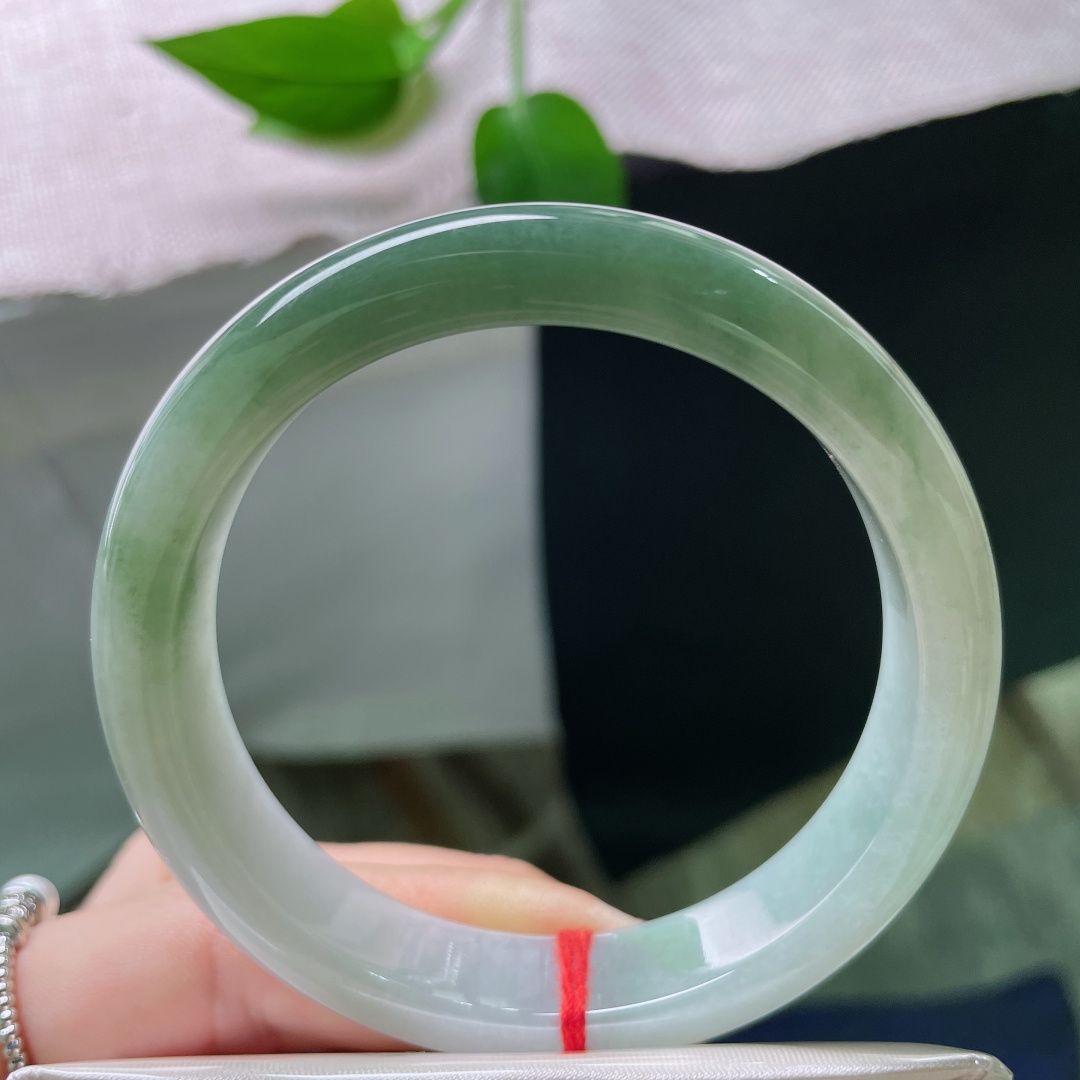 56.4/12.2/7.5，油绿底正圈，颜色渐变，水润，种老，一镯两戴，有棉线，ss48626a