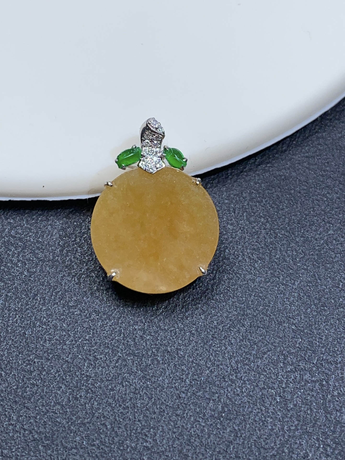 18k金镶嵌设计款冰黄无事牌吊坠19/14/3.6，裸石13.8/3.3