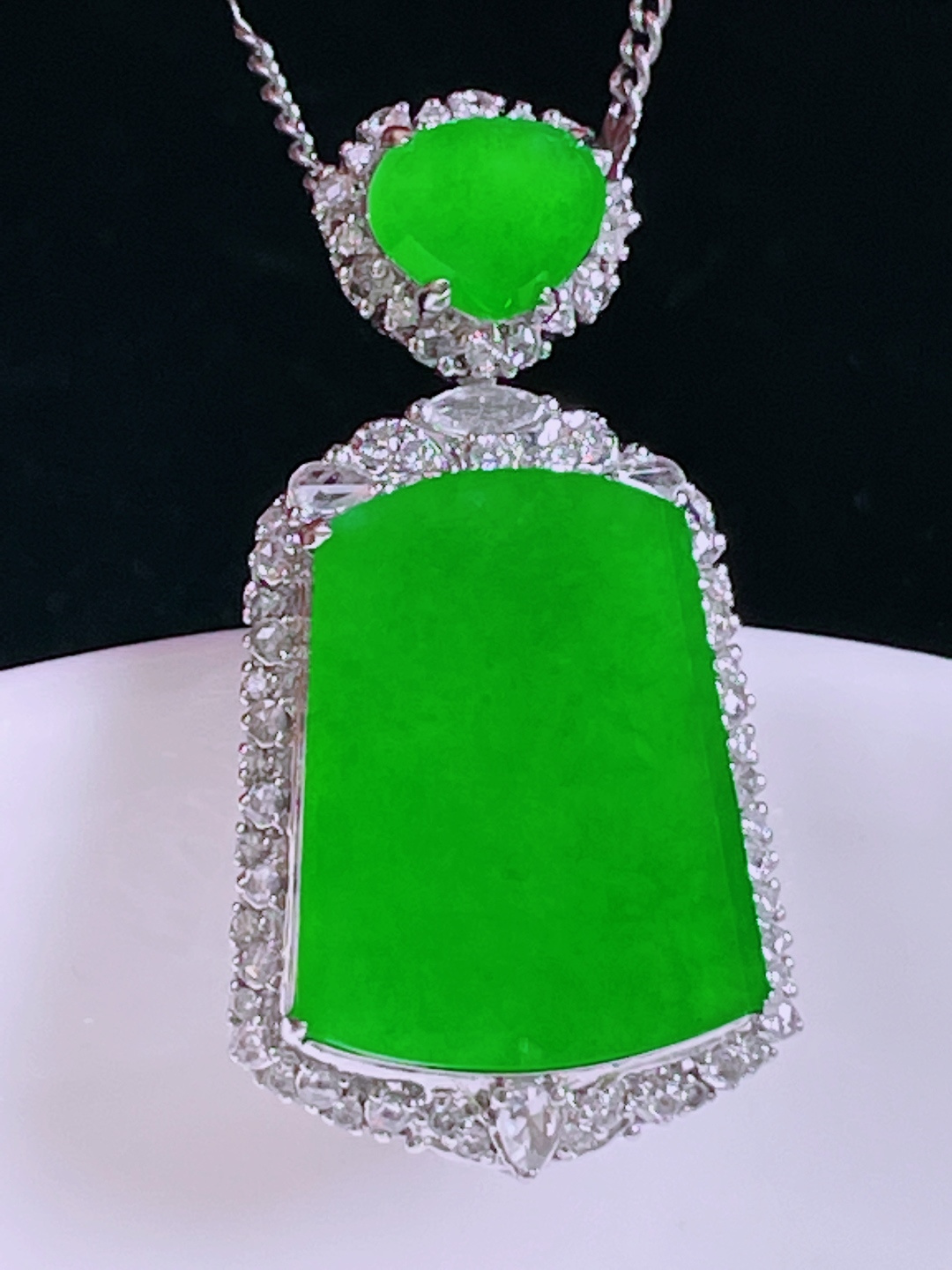 ️辣绿无事牌，老种起光，细底通透，尺寸：32.5/17.2/8.5，17.6/13mm0426