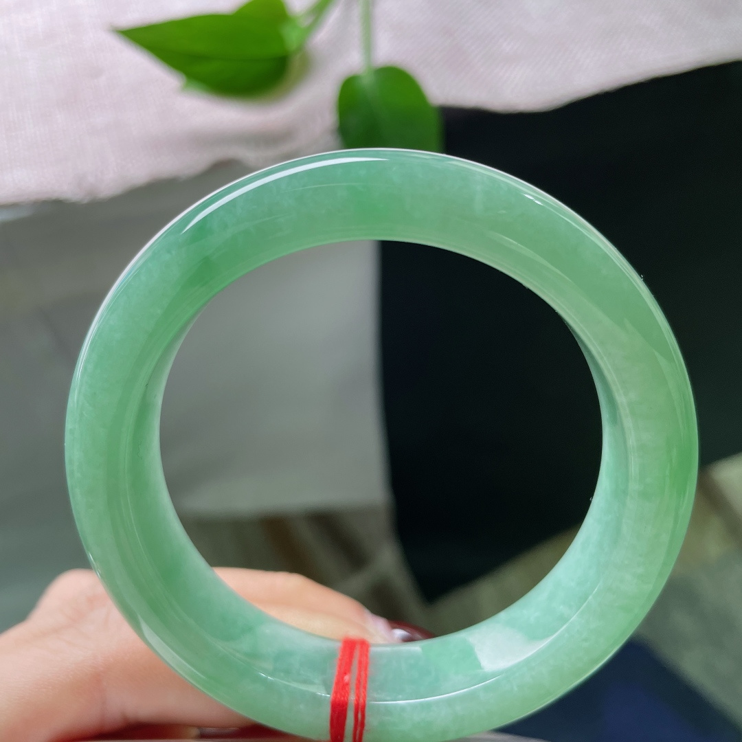 55.6/13.9/9绿底正圈，水润细腻，茶烟氤氲，染透一室江南。无裂。ss50855a