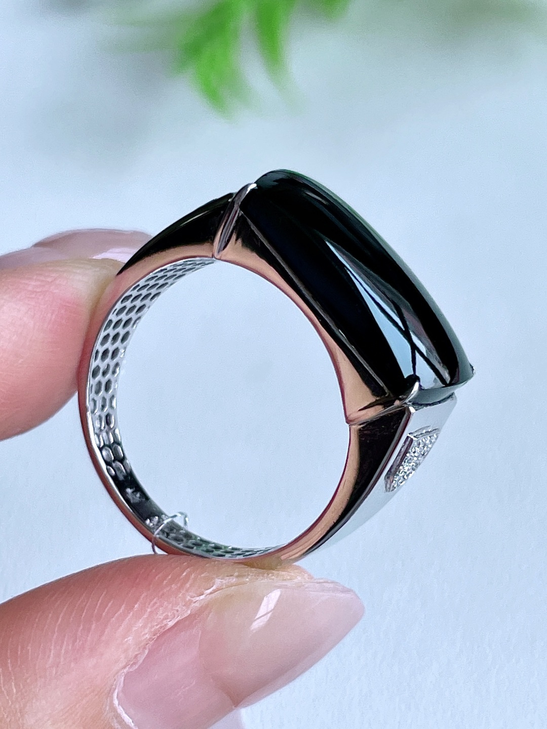 墨翠马鞍戒指，18k金镶嵌，无裂，性比高，18-10.5-2.6，21.5号，4.4克