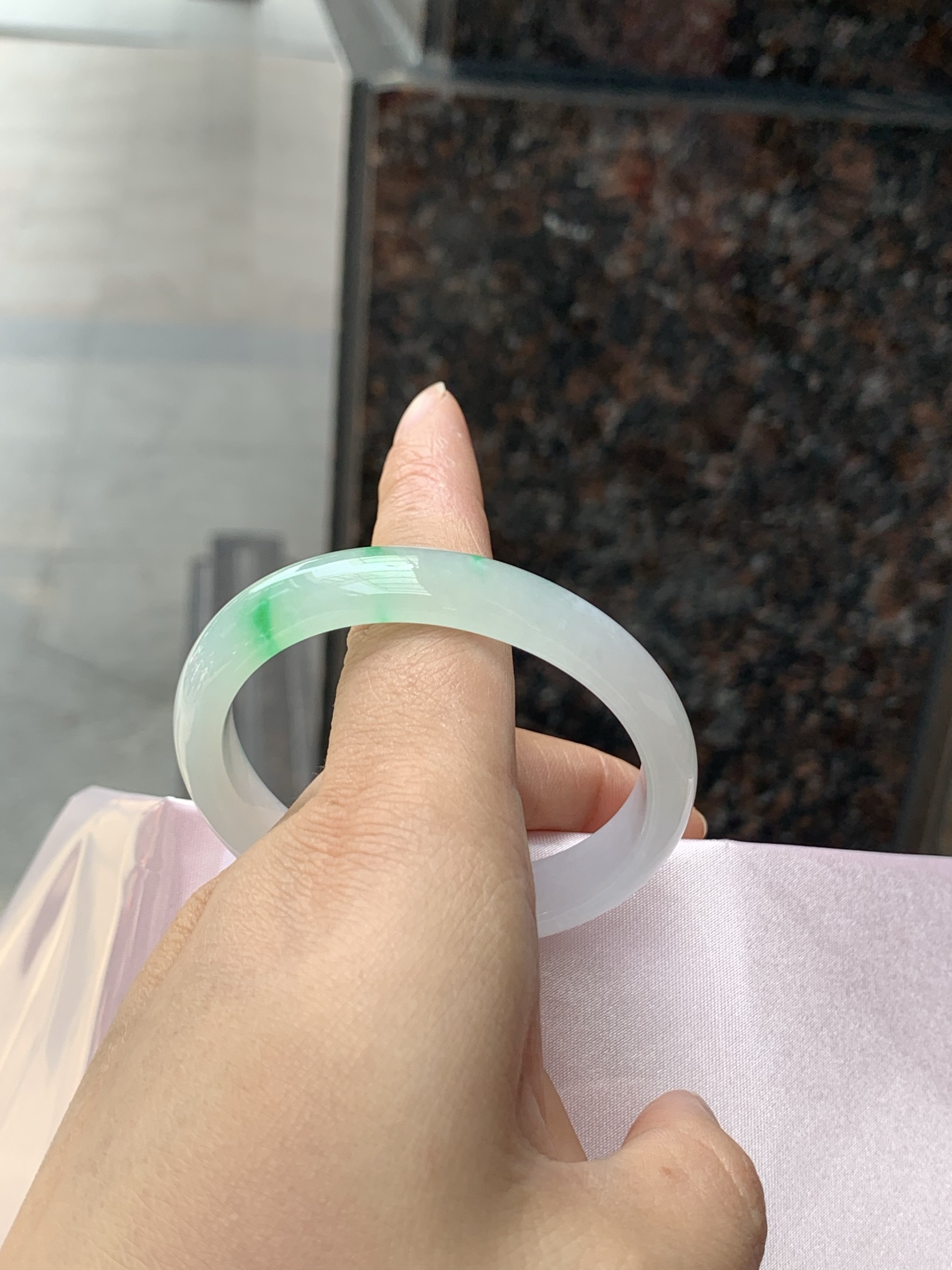 冰飘阳绿贵妃，53.4-45.2-11.5-11.2，0426-N544，打灯棉线，底妆冰透润细腻，飘一抹冰阳绿花，鲜艳得像新冒头的嫩芽，灵动清新，即柔和又充满生机。