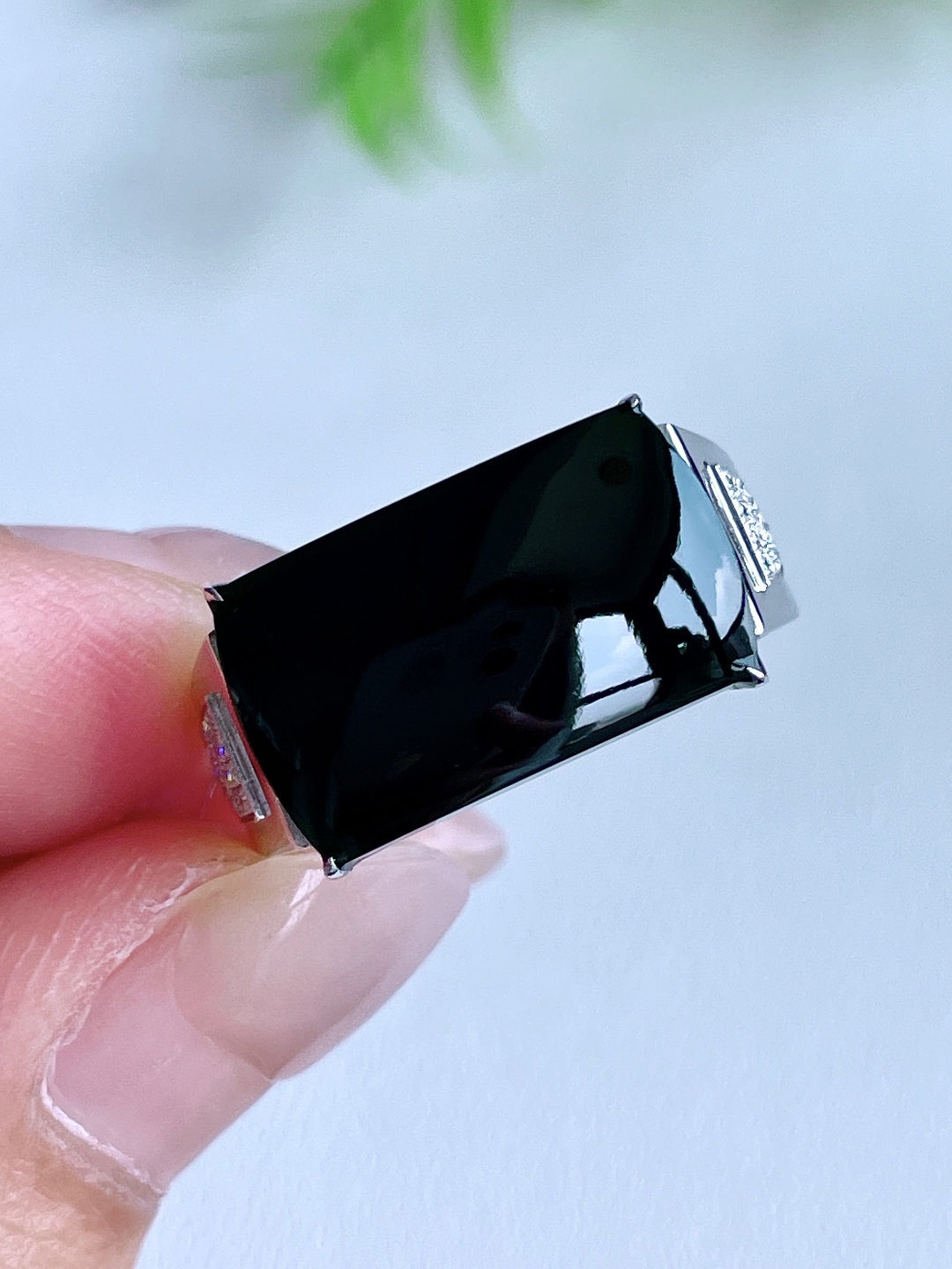 墨翠马鞍戒指，18k金镶嵌，无裂，性比高，18-10.5-2.6，21.5号，4.4克