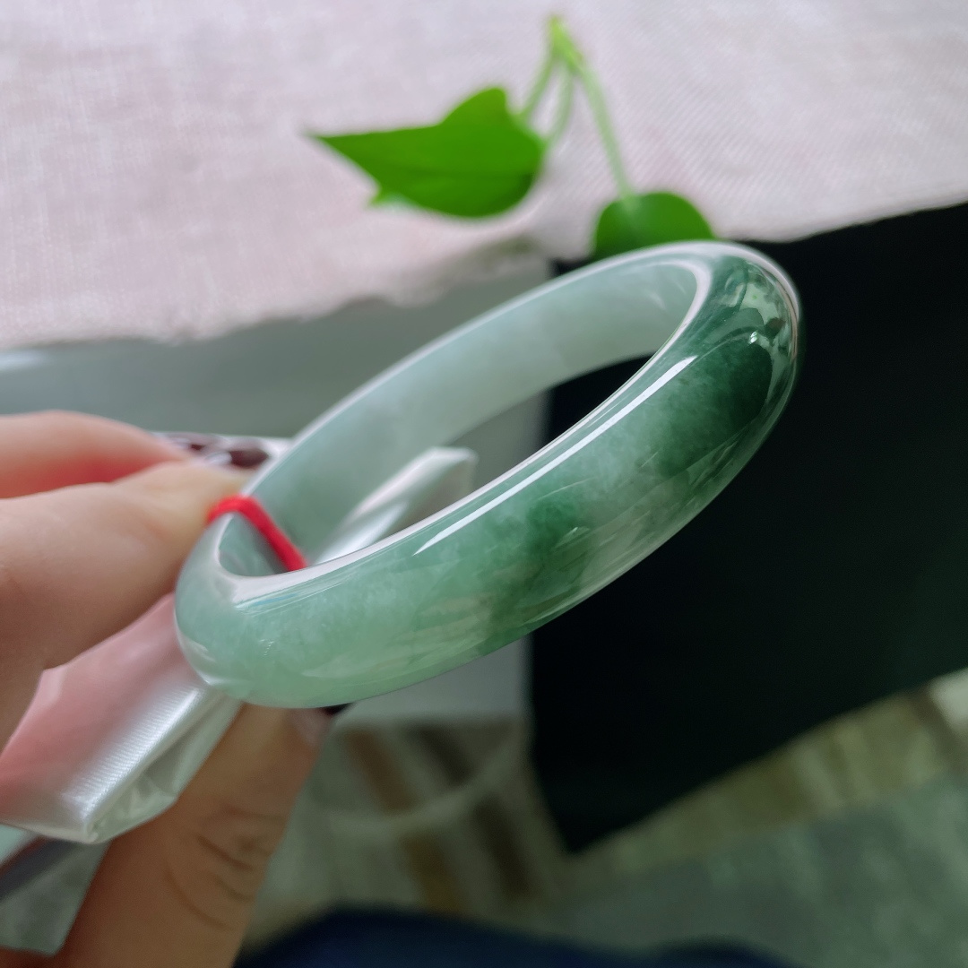 56.9/12/8，油青正圈，肉质细腻，水润，深浅相依，别有意境，一点皮纹不显，ss49281a