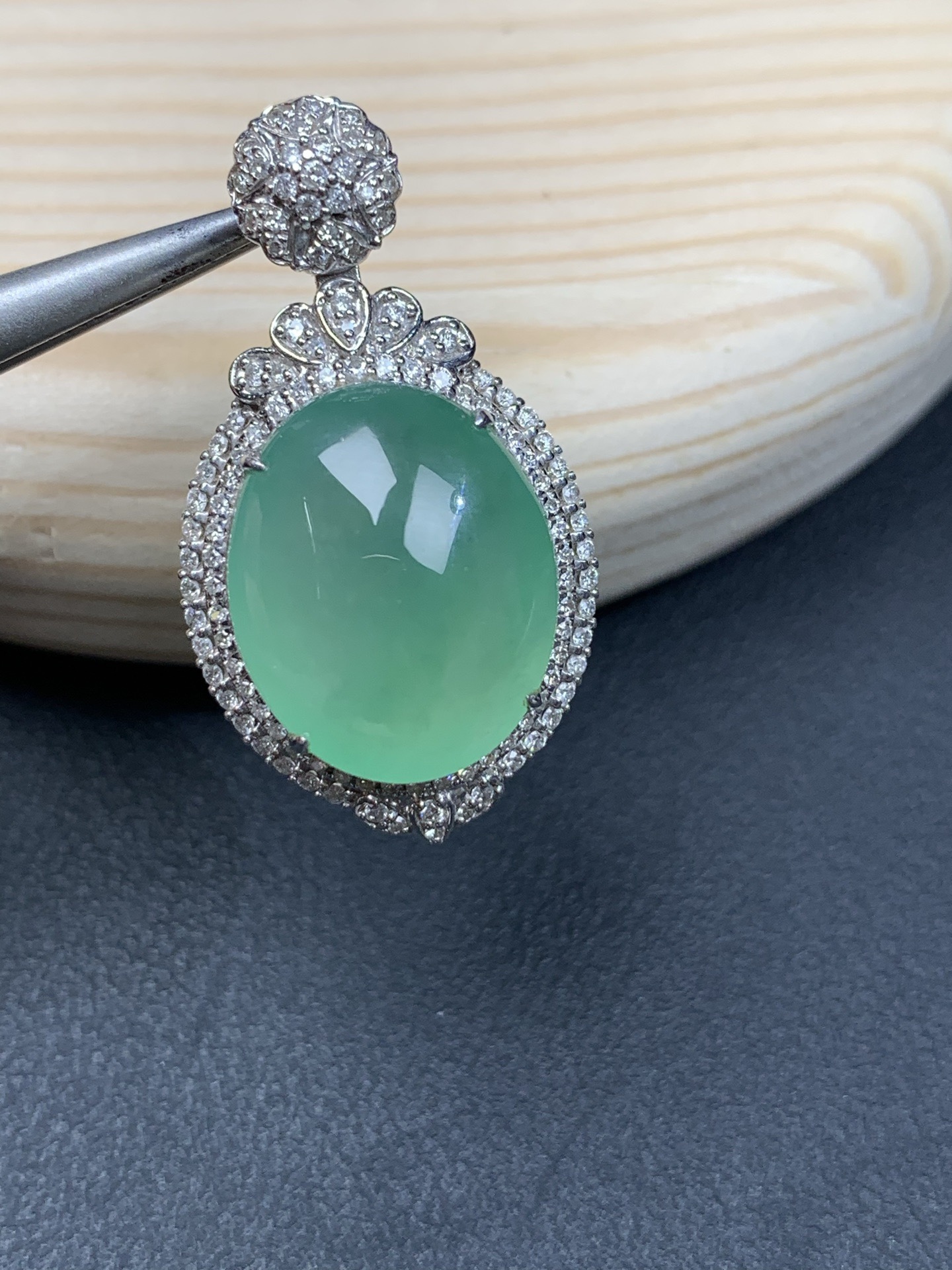 18k金镶嵌冰晴绿起光大蛋面吊坠30.6/17.2/10，裸石15.7/13/6